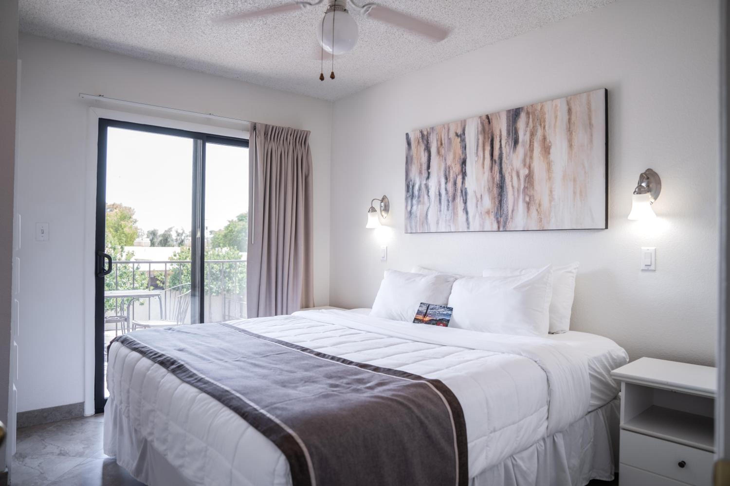 208 Fully Furnished 1BR Suite-Prime Location view 2