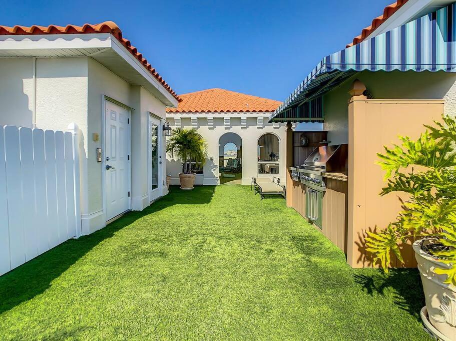 Clearwater Penthouse 5 min Beach walk Heated Pool view 2