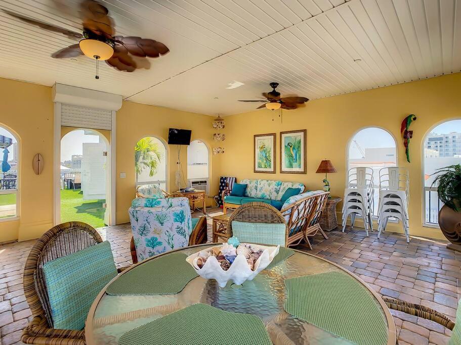 Clearwater Penthouse 5 min Beach walk Heated Pool view 4