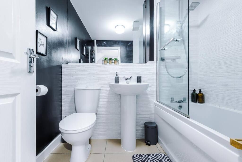 Luxury Large Leeds 10bed 2.5bath Modern House Free Parking view 4