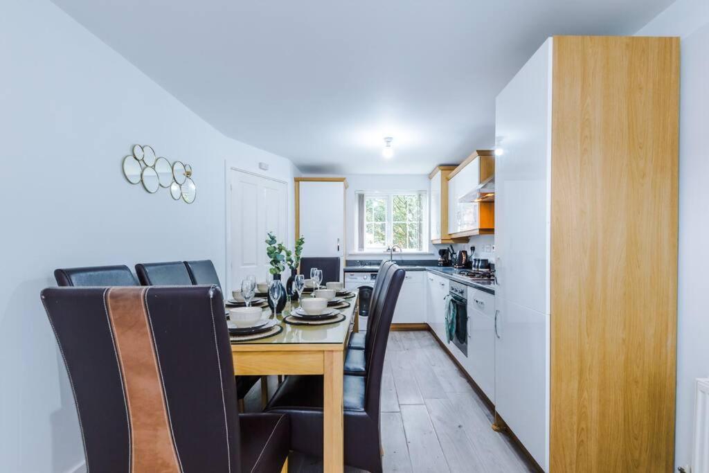 Luxury Large Leeds 10bed 2.5bath Modern House Free Parking view 3