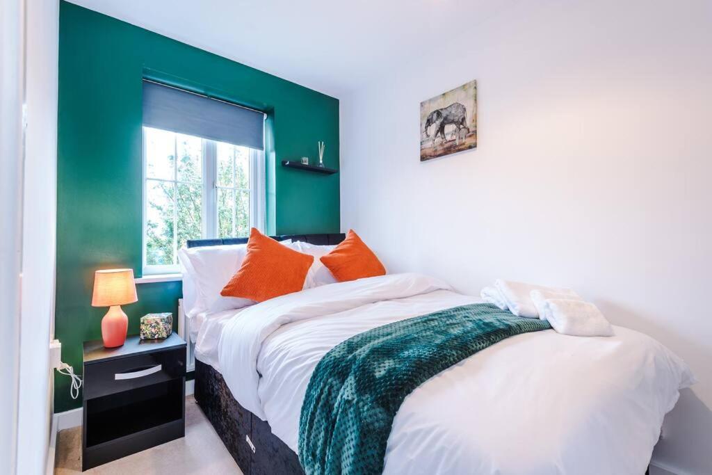 Luxury Large Leeds 10bed 2.5bath Modern House Free Parking view 5