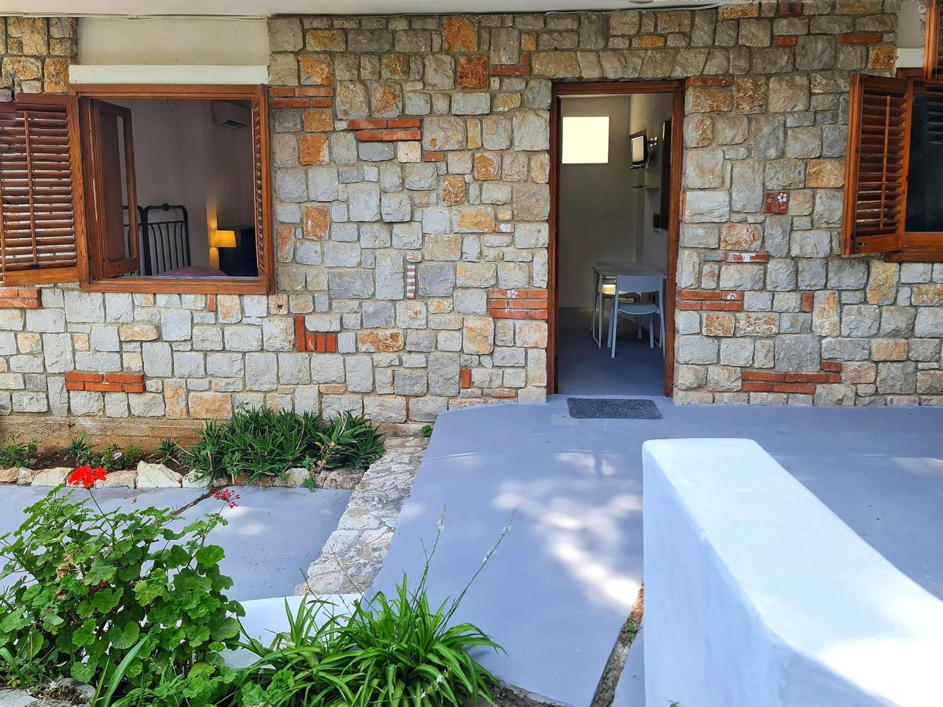 Nutt House with garden near the sea