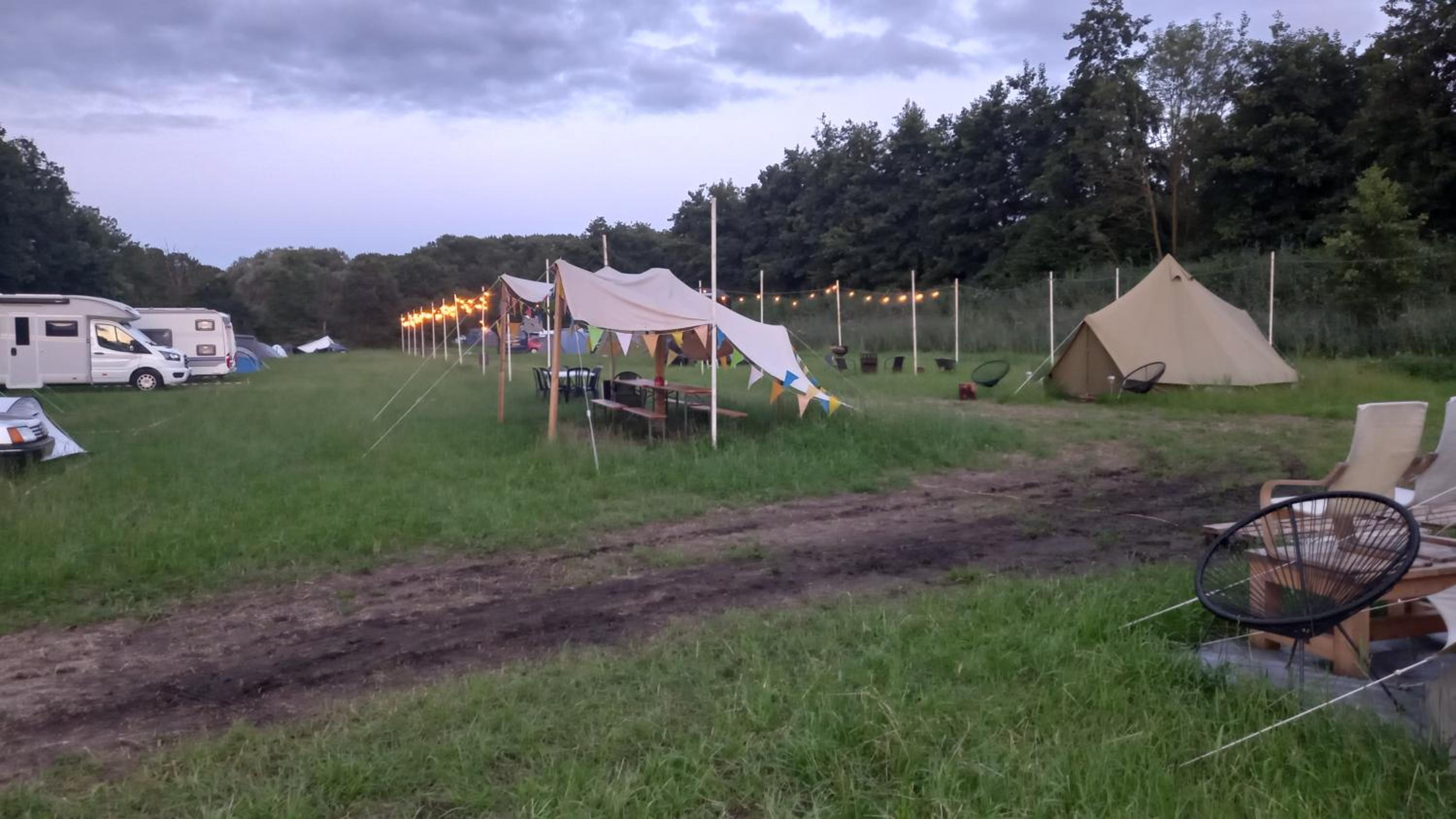 Campingspots to put on your own tent with or without electricity, with no bed for 12 euro or 25 euro and 2 furnished glampingtents for minimum 75 euro in a