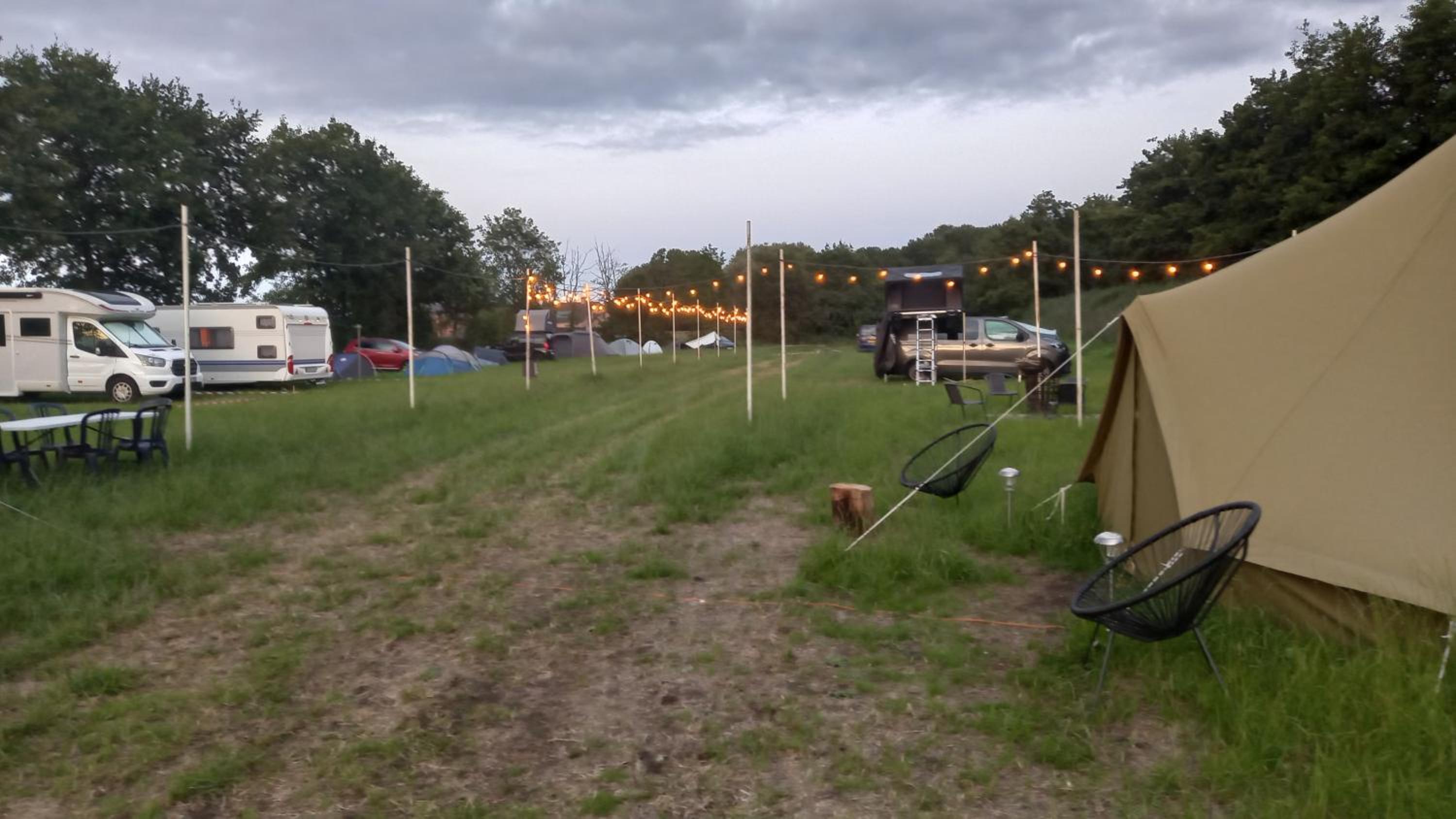 Campingspots to put on your own tent with or without electricity, with no bed for 12 euro or 25 euro and 2 furnished glampingtents for minimum 75 euro in a