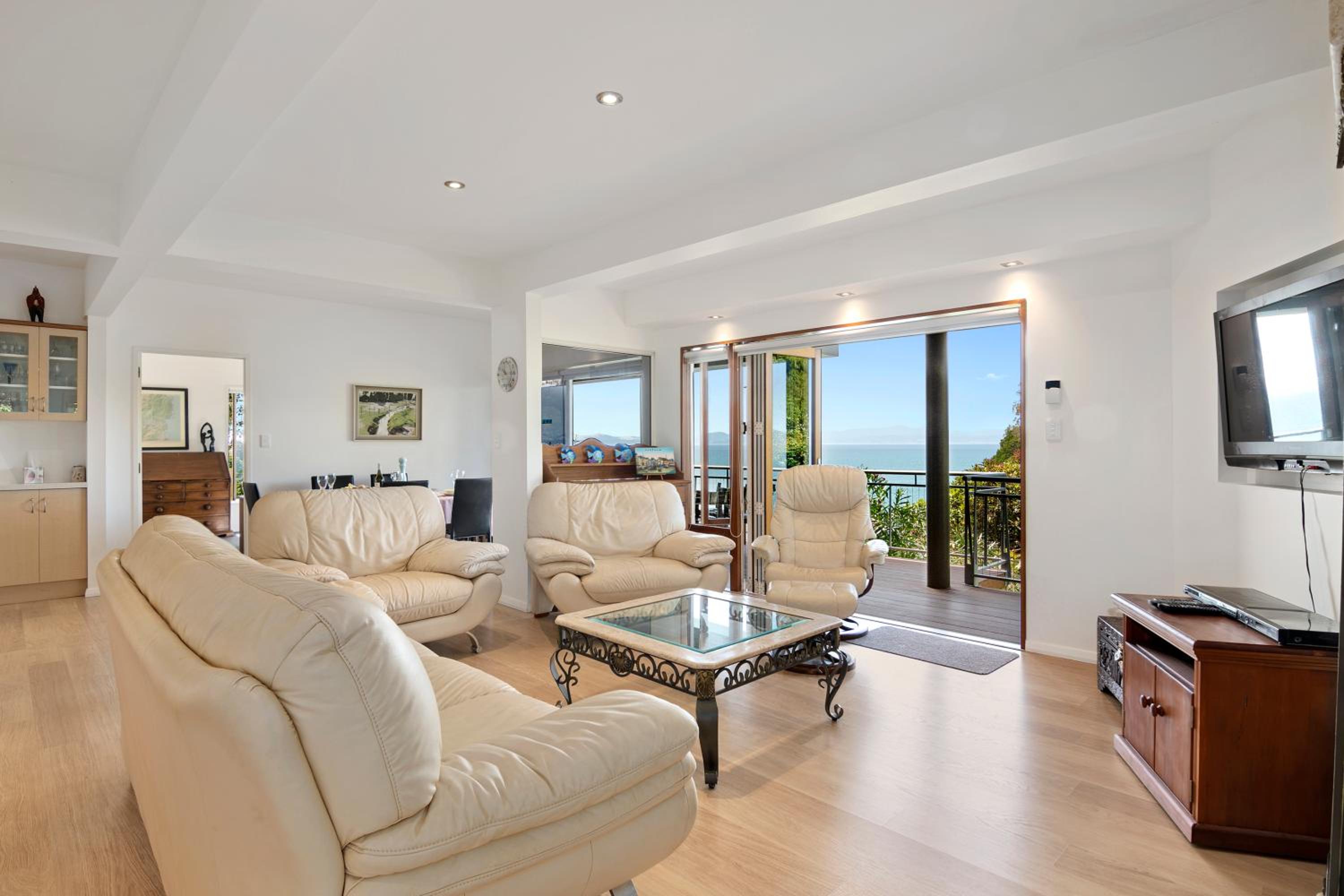 Breakers Bay on the beach - Kaiteriteri Home view 2
