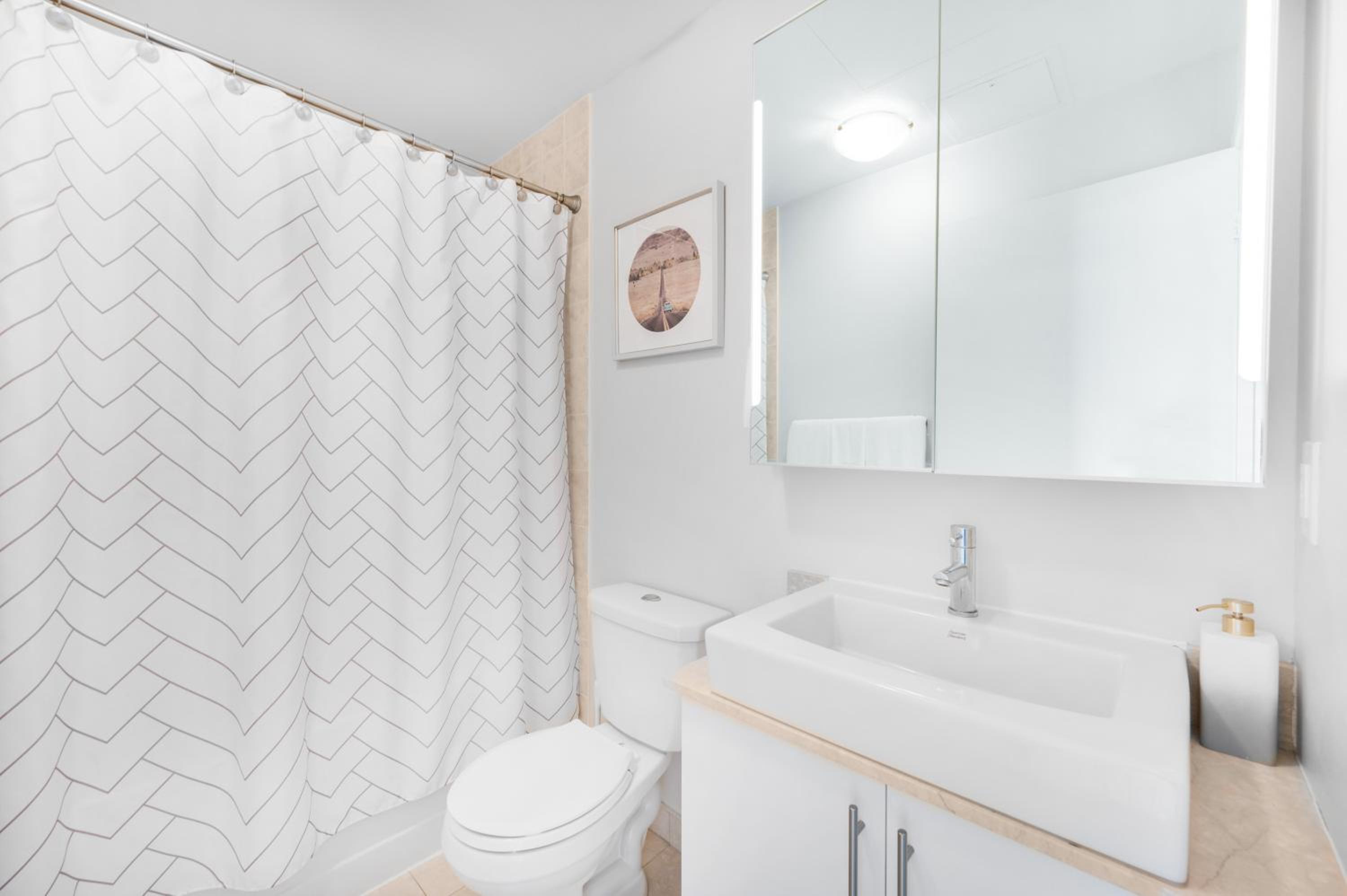 Luxury Downtown Toronto 2 Bedroom Suite with City and Lake Views and Free Parking
