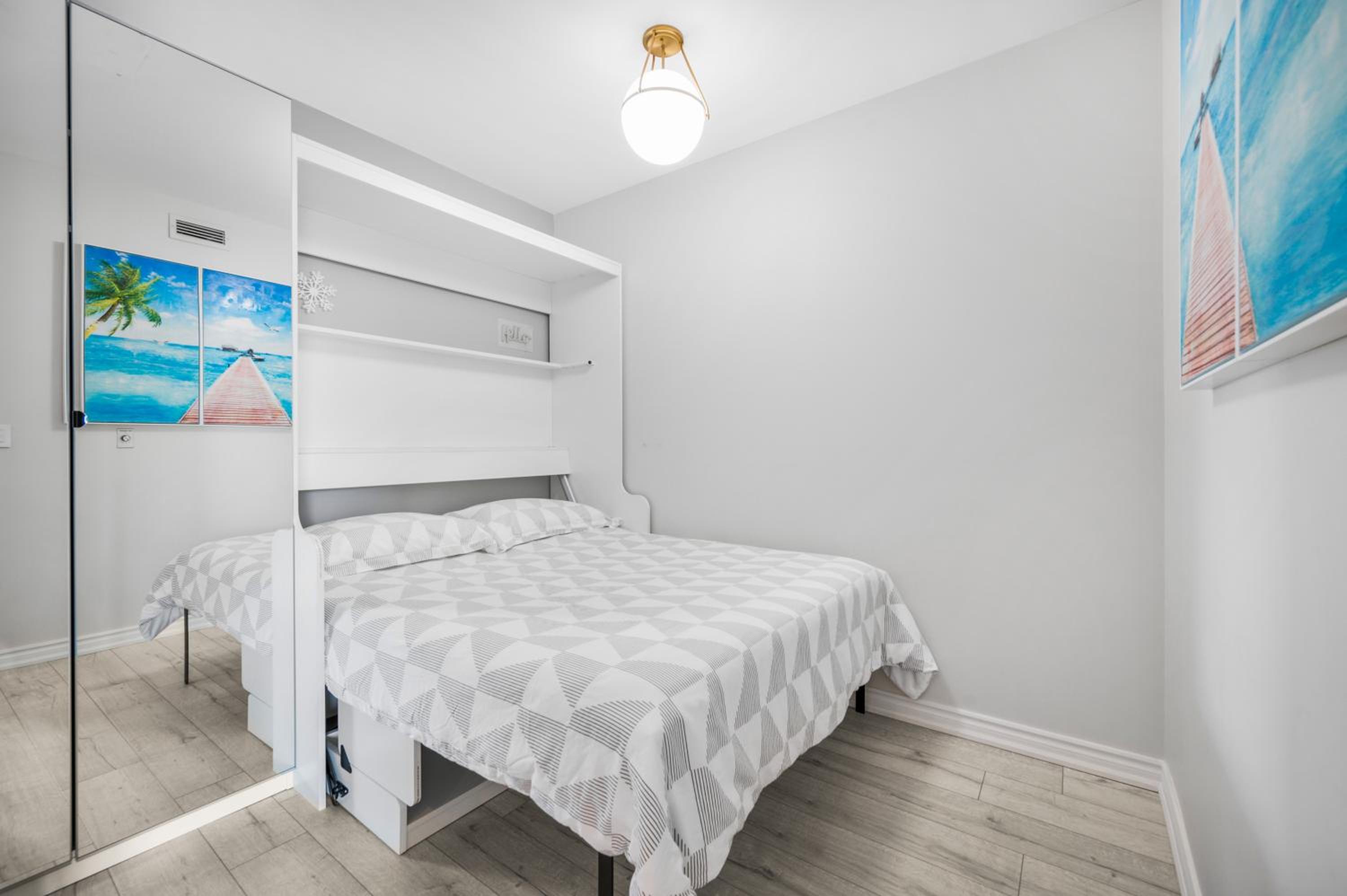 Luxury Downtown Toronto 2 Bedroom Suite with City and Lake Views and Free Parking