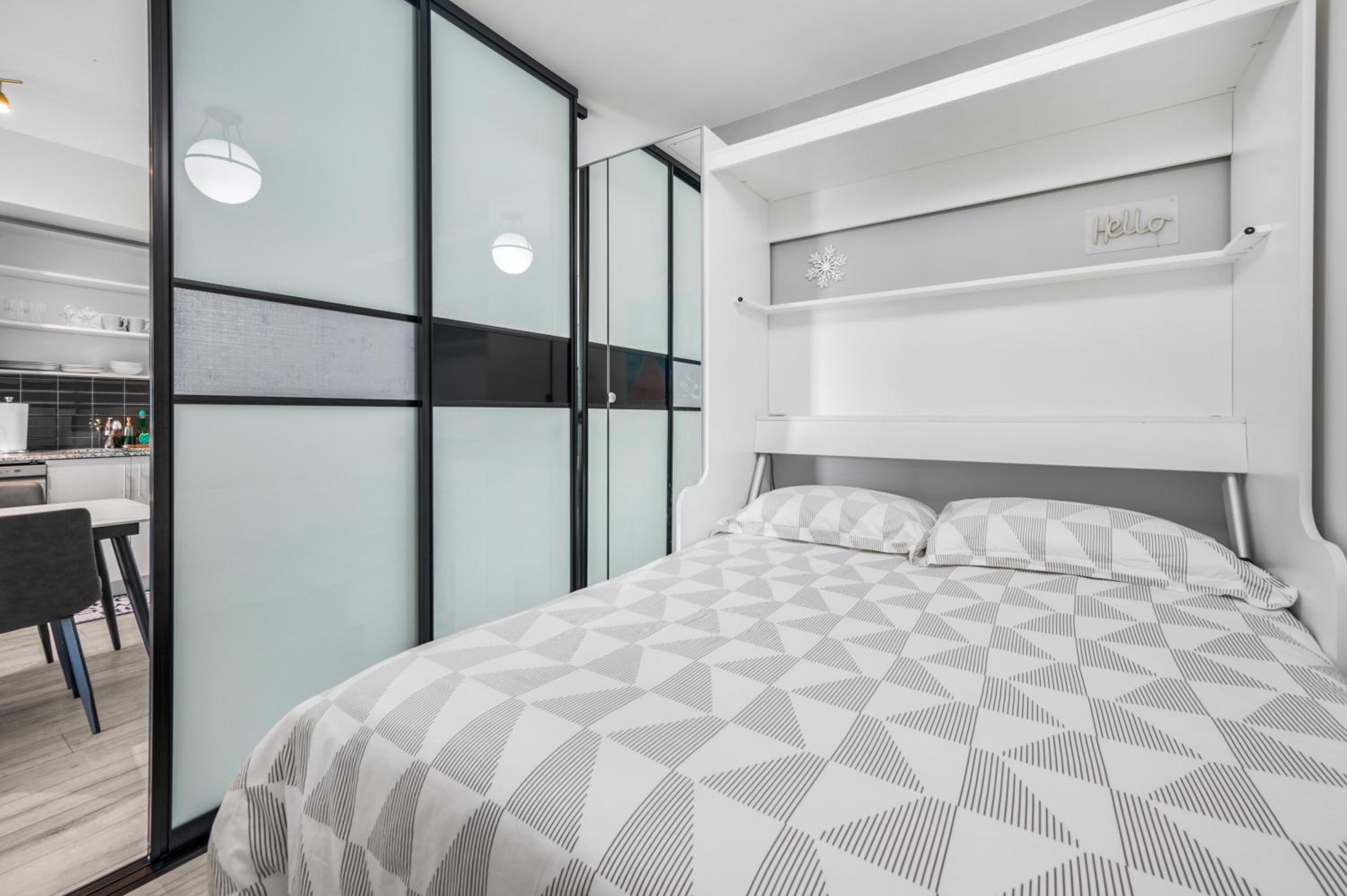 Luxury Downtown Toronto 2 Bedroom Suite with City and Lake Views and Free Parking