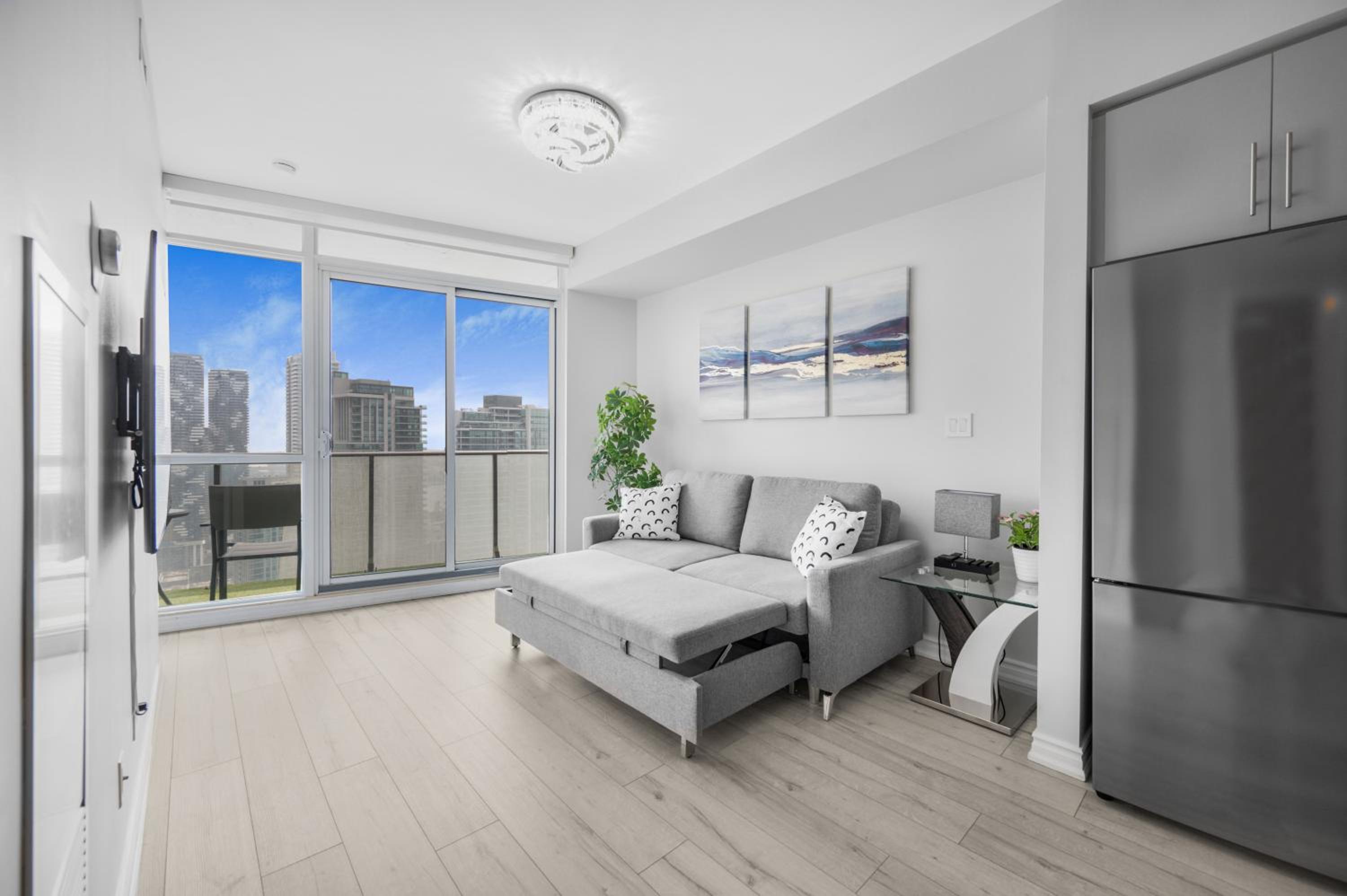 Luxury Downtown Toronto 2 Bedroom Suite with City and Lake Views and Free Parking