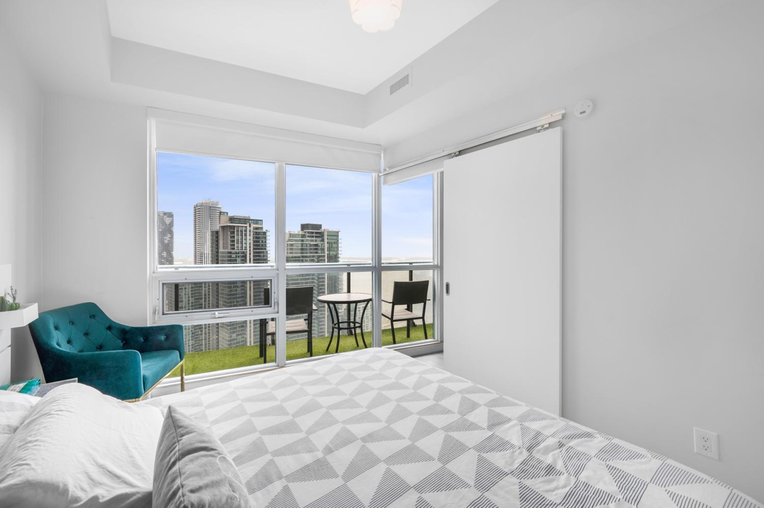 Luxury Downtown Toronto 2 Bedroom Suite with City and Lake Views and Free Parking