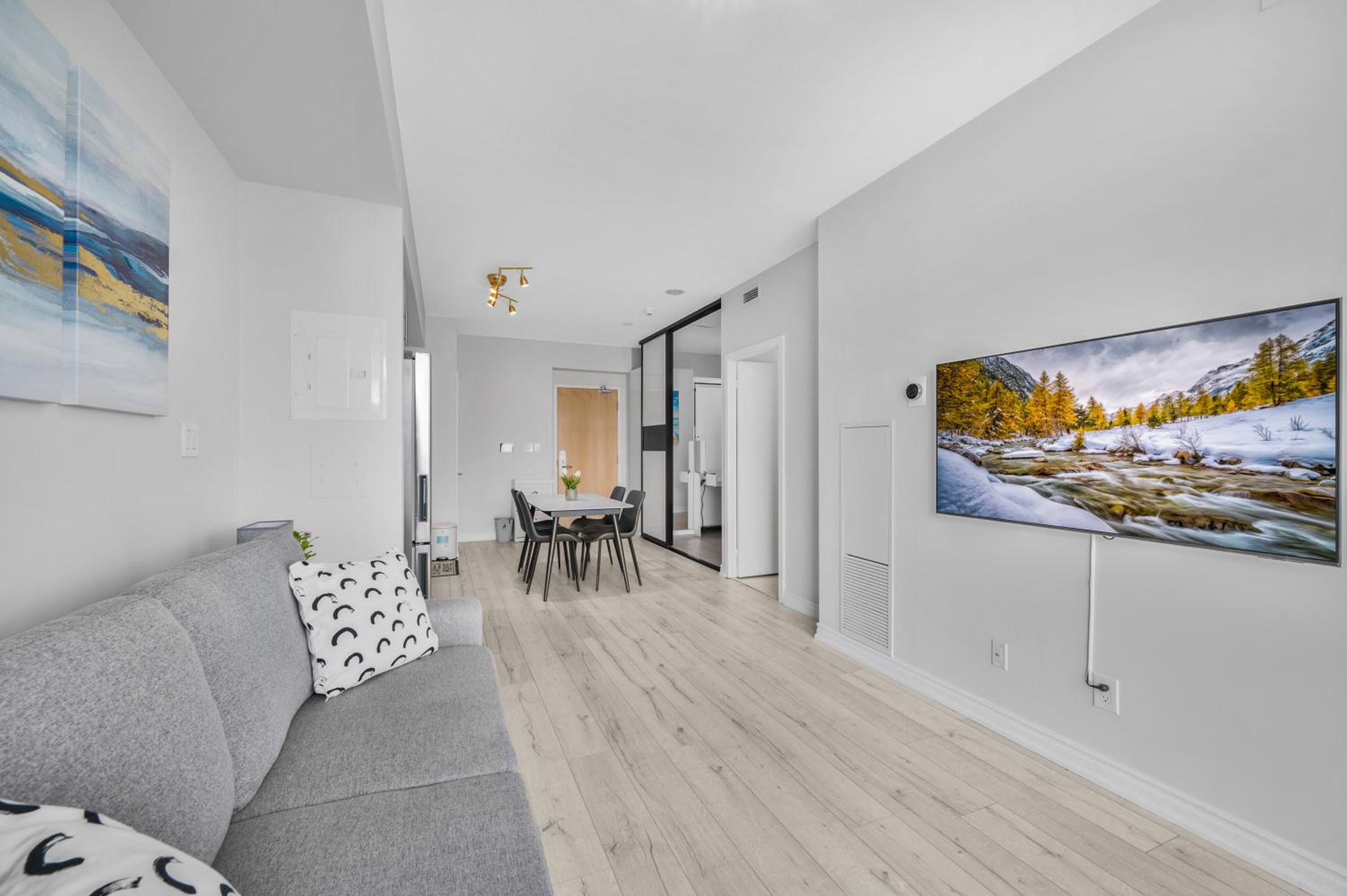 Luxury Downtown Toronto 2 Bedroom Suite with City and Lake Views and Free Parking