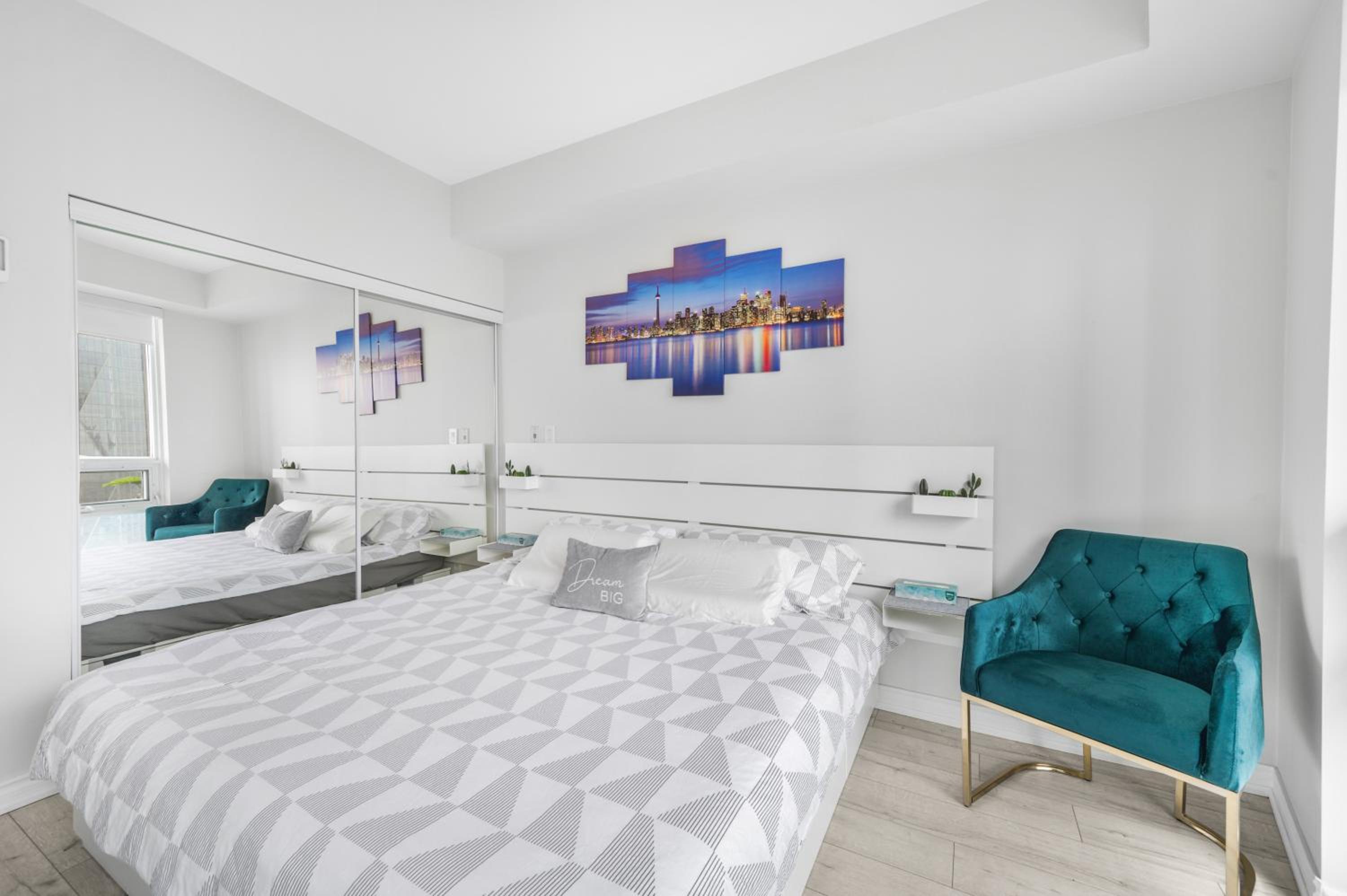 Luxury Downtown Toronto 2 Bedroom Suite with City and Lake Views and Free Parking