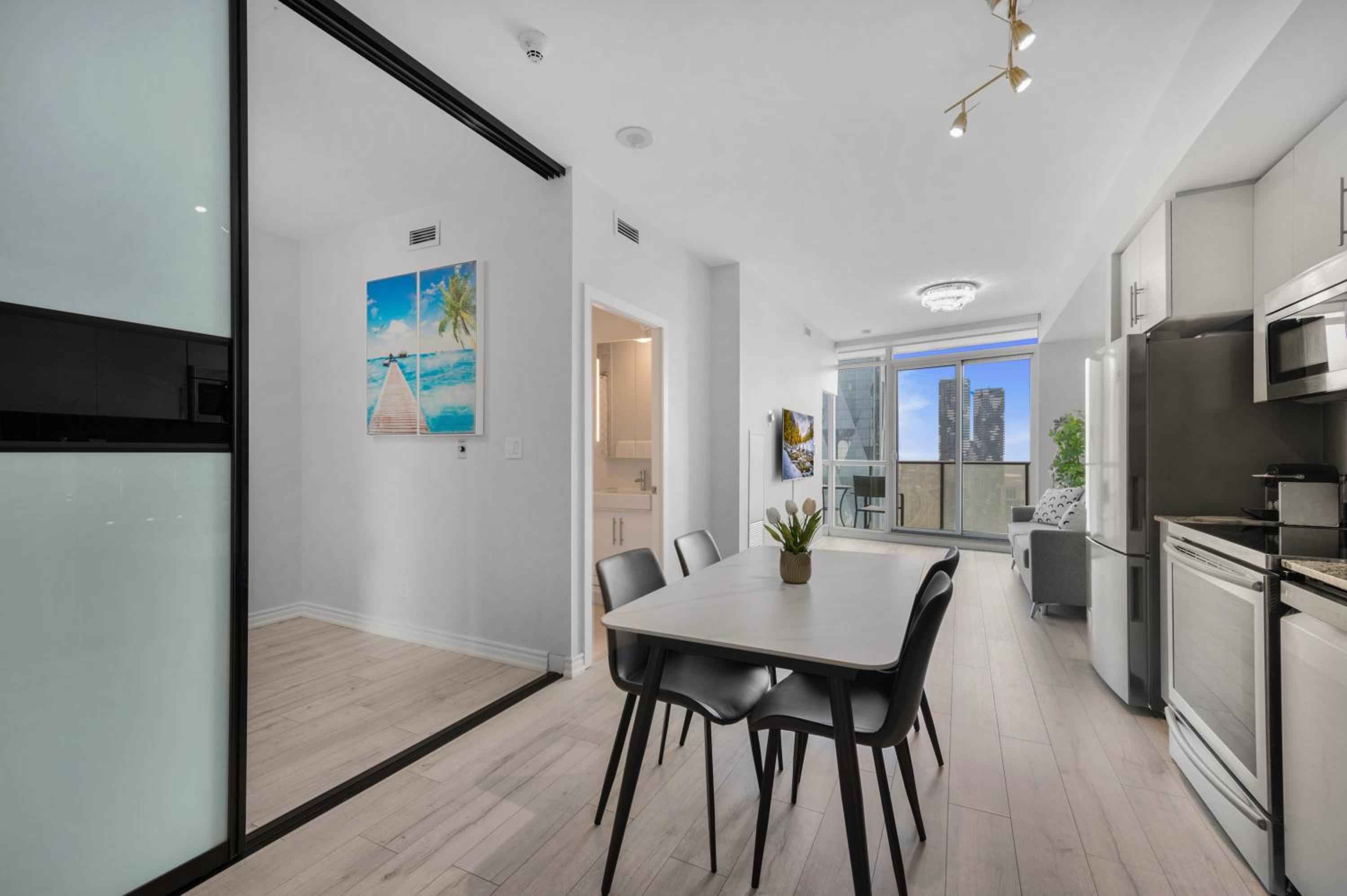 Luxury Downtown Toronto 2 Bedroom Suite with City and Lake Views and Free Parking