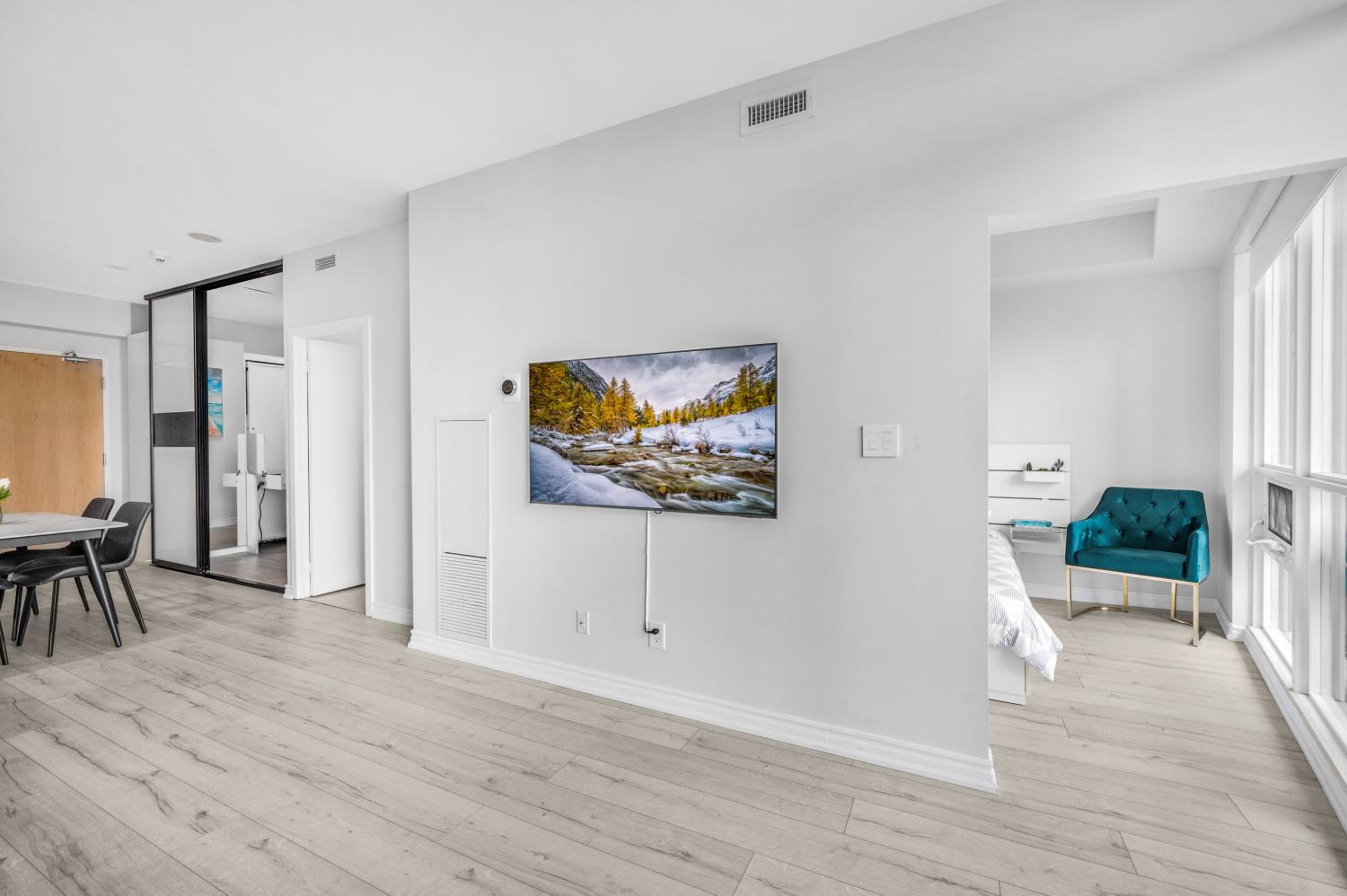 Luxury Downtown Toronto 2 Bedroom Suite with City and Lake Views and Free Parking