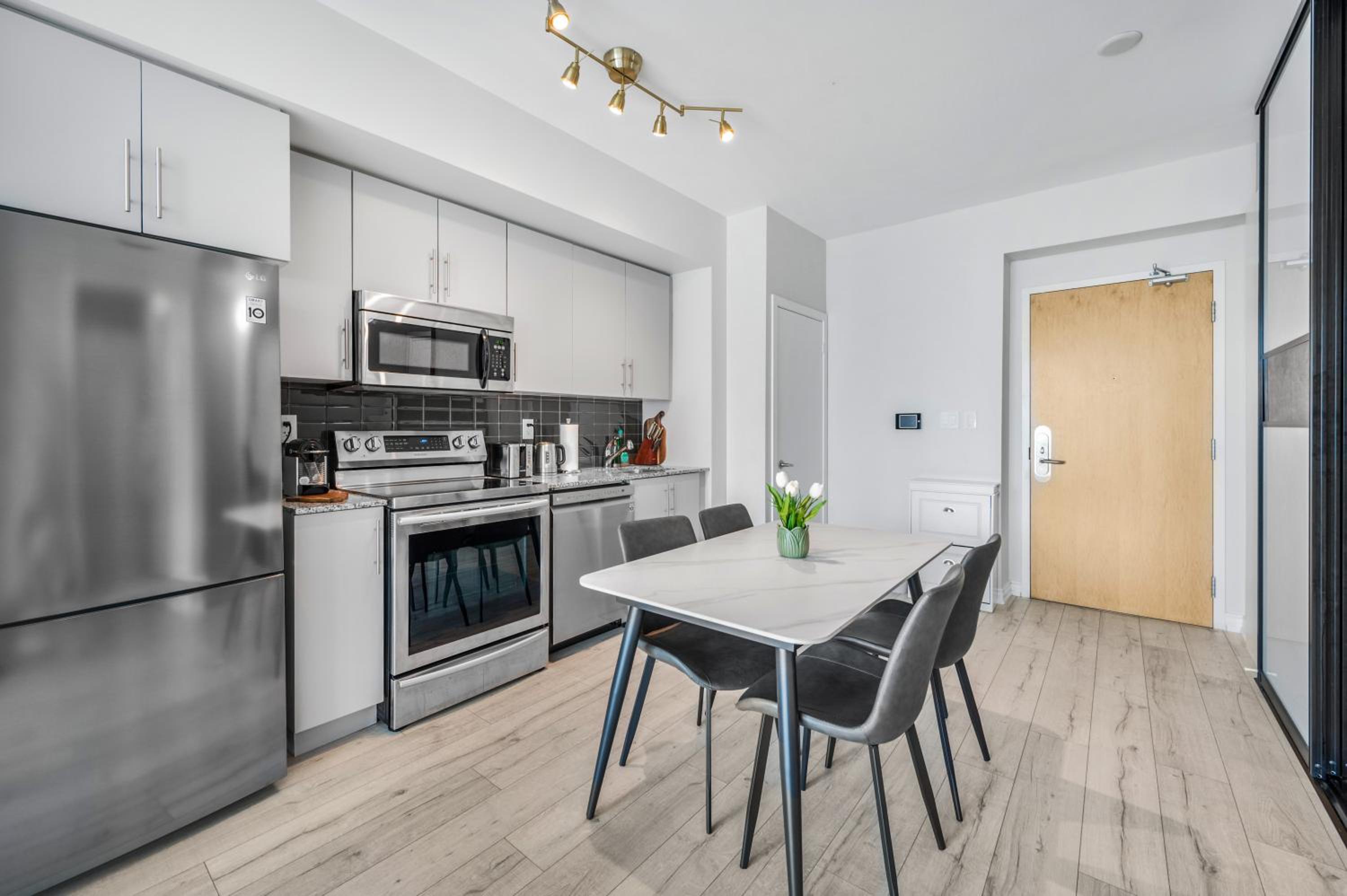 Luxury Downtown Toronto 2 Bedroom Suite with City and Lake Views and Free Parking