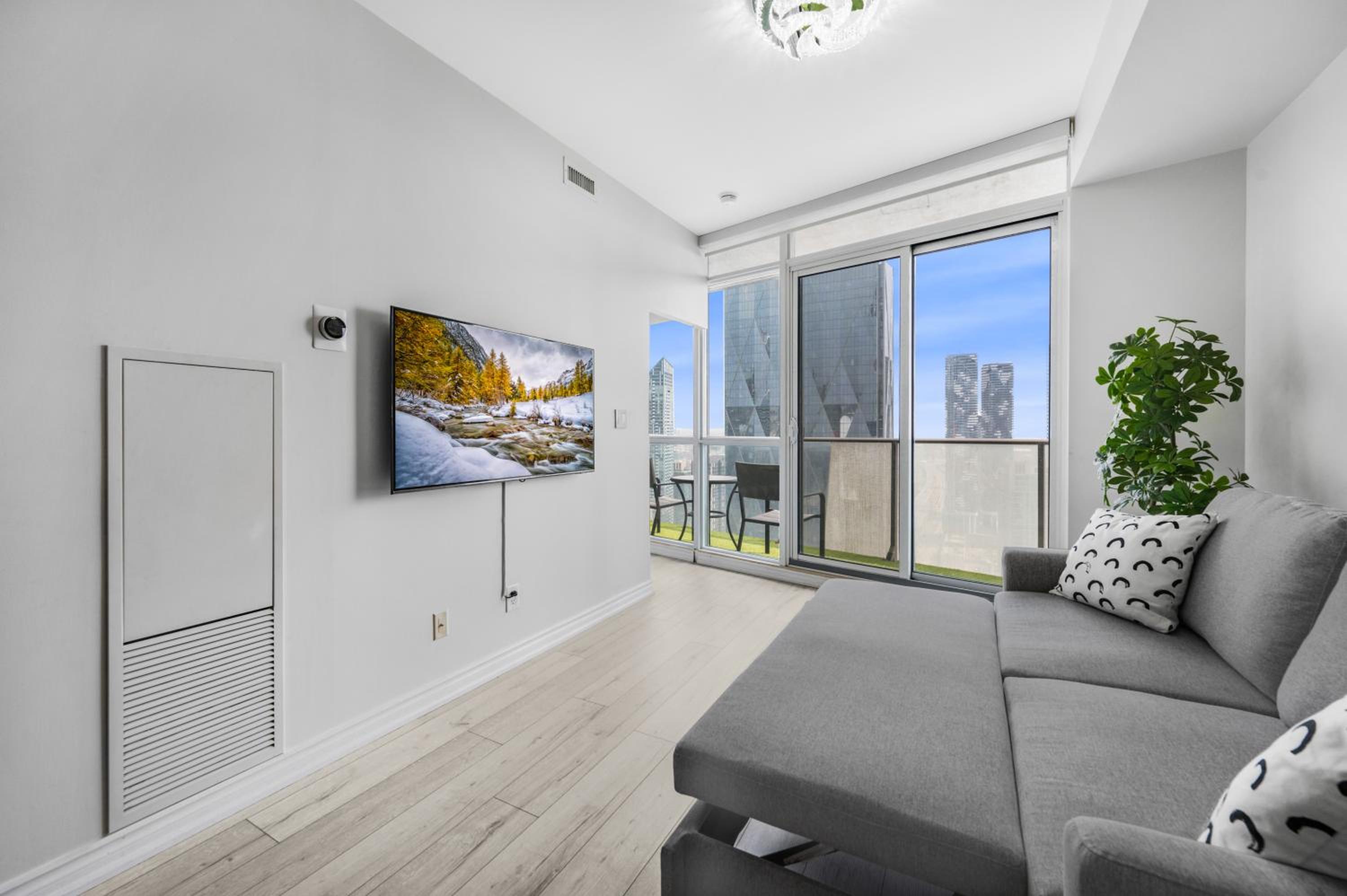 Luxury Downtown Toronto 2 Bedroom Suite with City and Lake Views and Free Parking