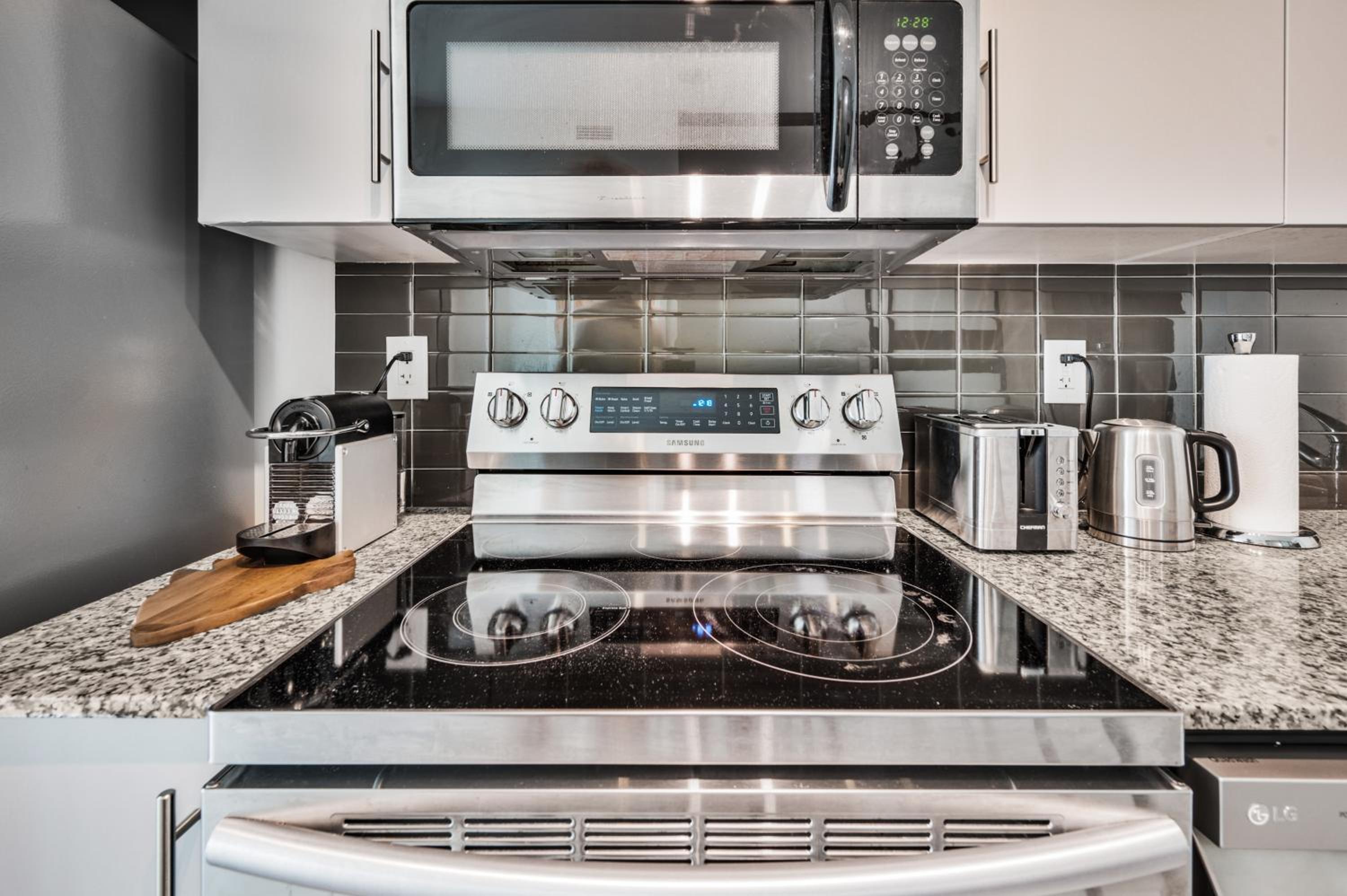 Luxury Downtown Toronto 2 Bedroom Suite with City and Lake Views and Free Parking