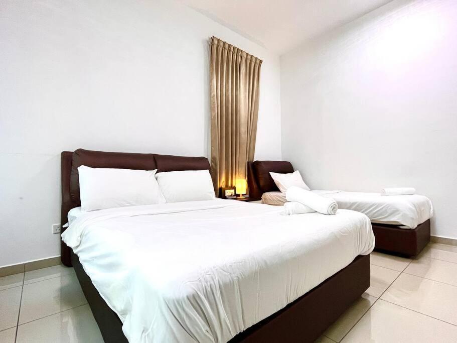 High-Floor Oasis: City Center Gem with Pool View photo 4