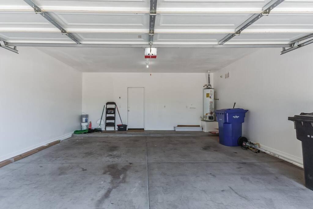 Spacious 6Bed home in Gilbert.