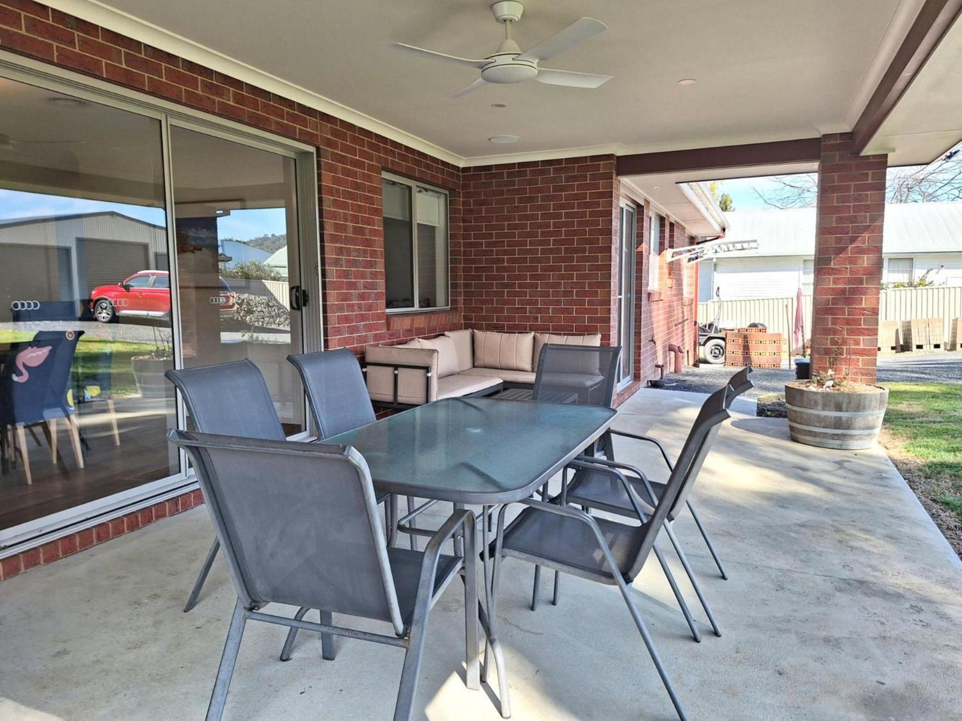 The Pool House at Lake Eildon