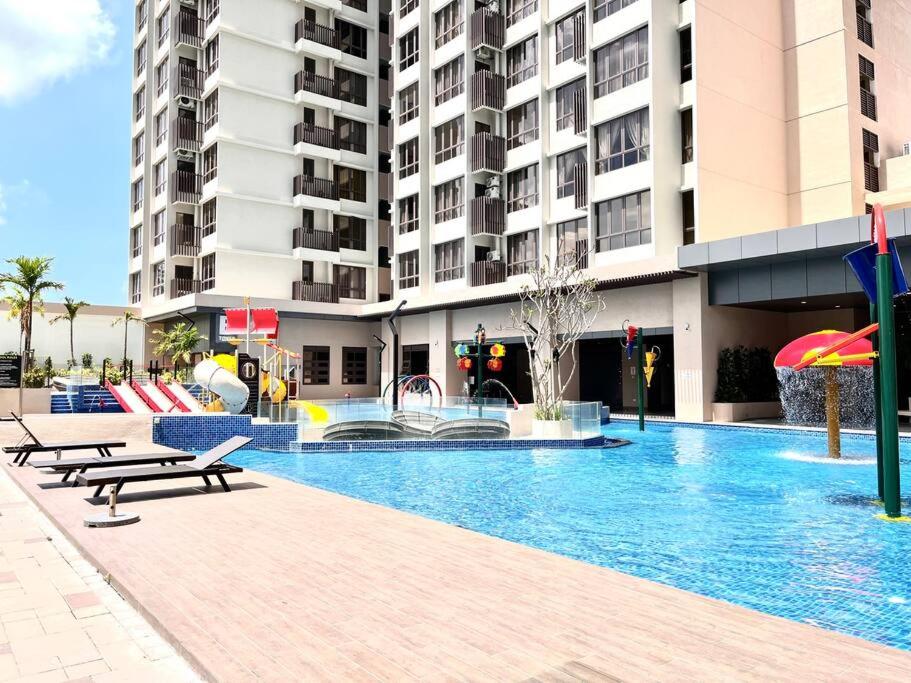 Urban Seaview Paradise: Infinity Pool, Gym & Beyond photo 3