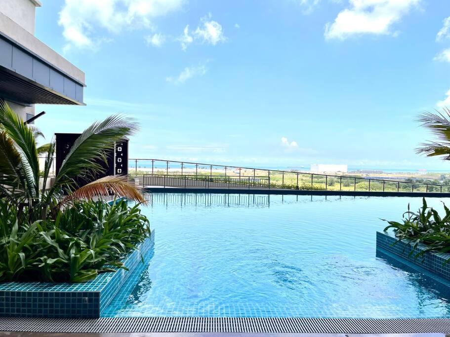 Urban Seaview Paradise: Infinity Pool, Gym & Beyond photo 7