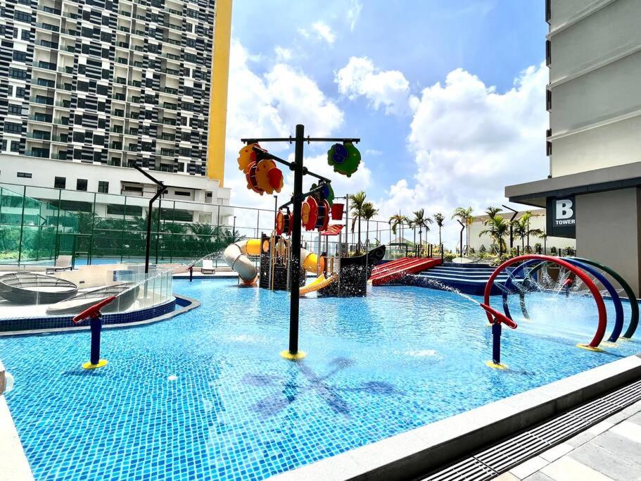 Urban Seaview Paradise: Infinity Pool, Gym & Beyond photo 8