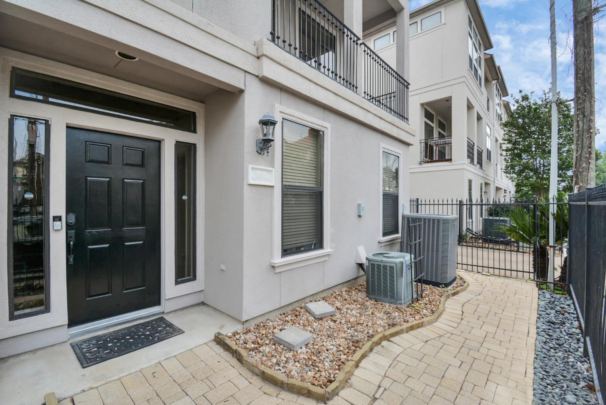 3BR 3Ba Upscale Luxury Home in The Heights view 5