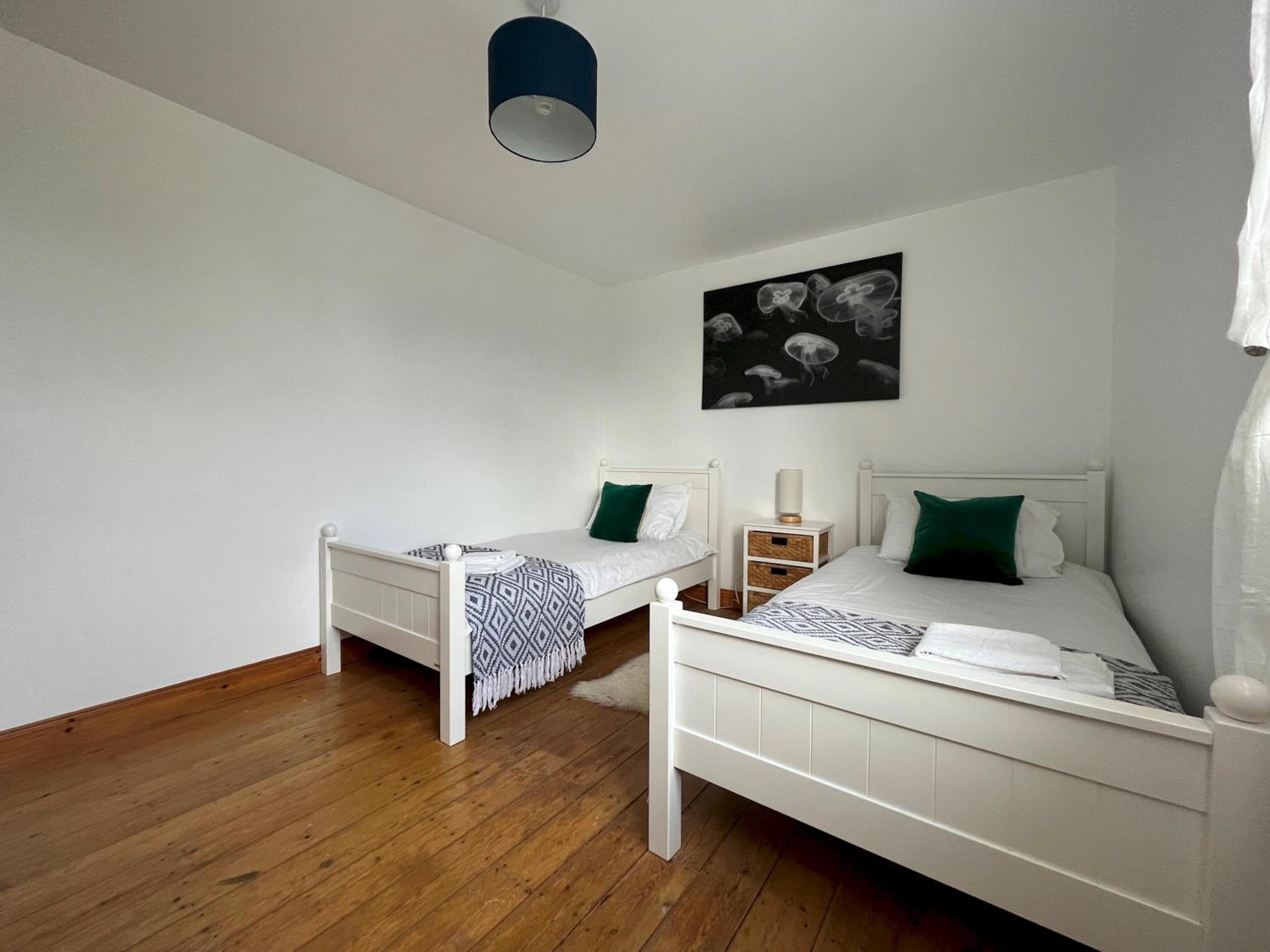 Spacious Home Sleeps 6 Short Walk to Port Isaac Village & Stunning Views view 3