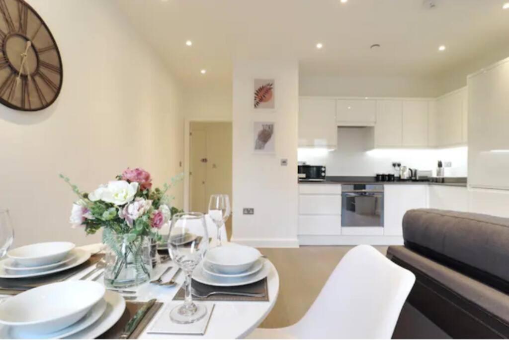 Contractors l Holidays l Long Stays l Short Stays l WiFi l Remigro Short Lets view 2
