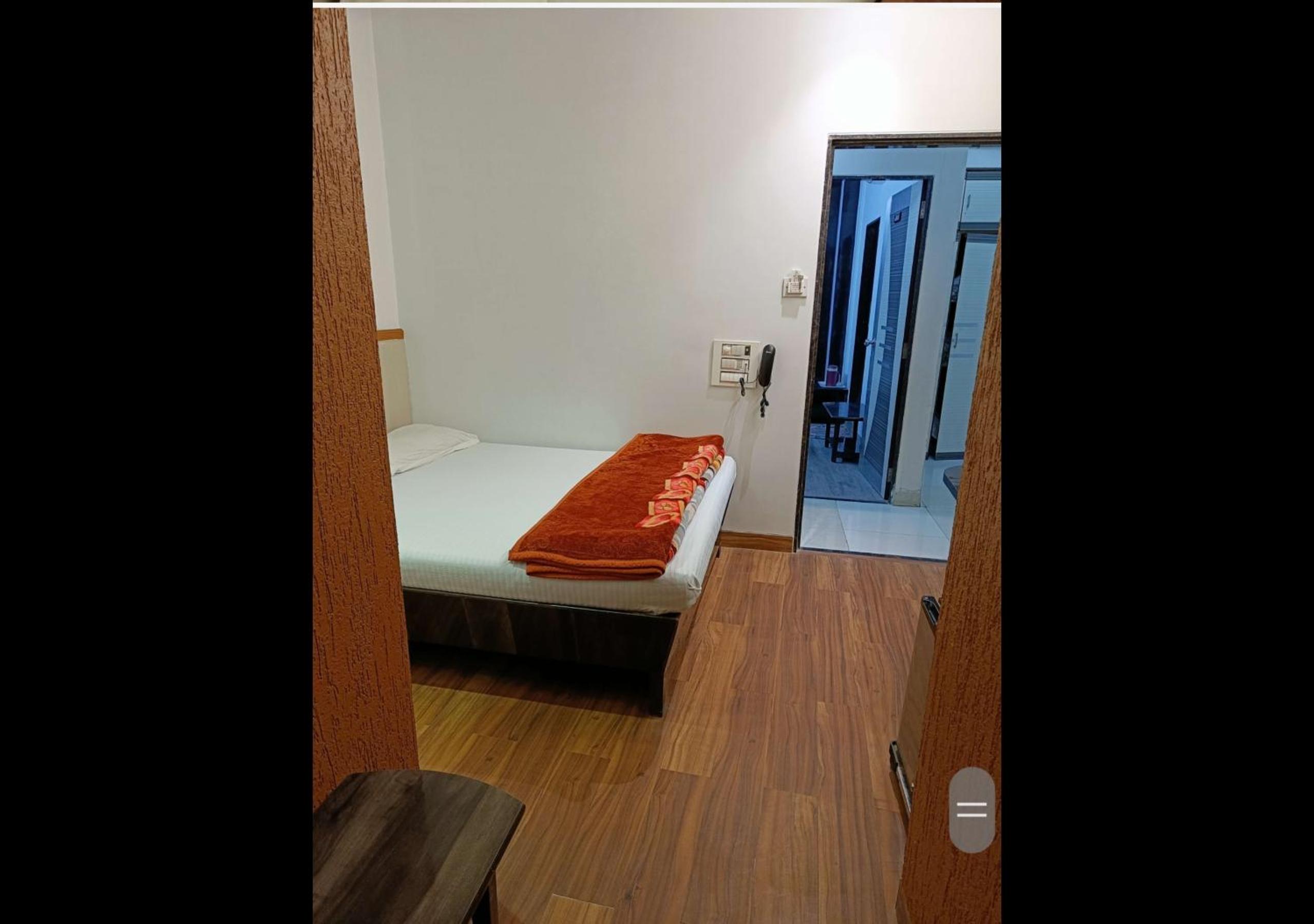 Hotel Broadway Colaba photo 2