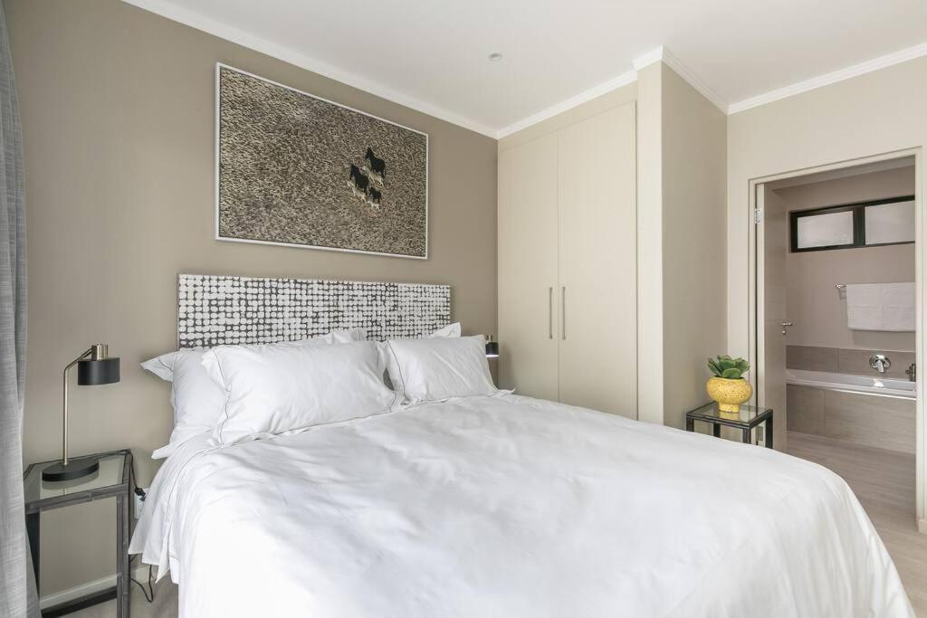 Lux 2bed 20Mb WiFi on Keyes artmile 2km 2 Gautrain