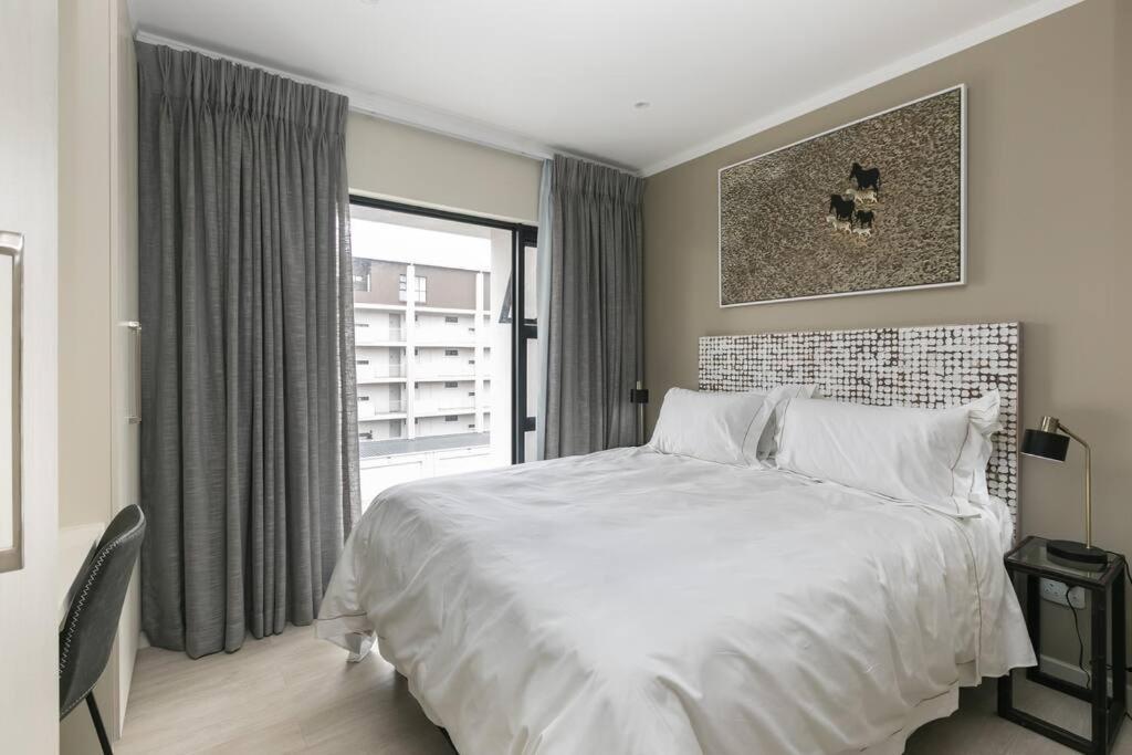 Lux 2bed 20Mb WiFi on Keyes artmile 2km 2 Gautrain