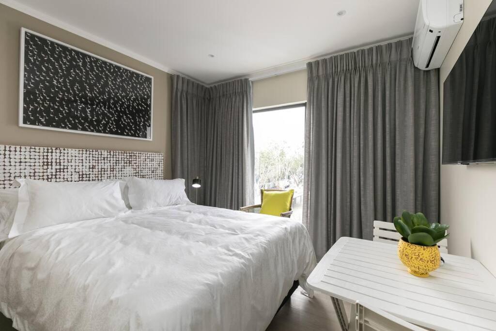 Lux 2bed 20Mb WiFi on Keyes artmile 2km 2 Gautrain