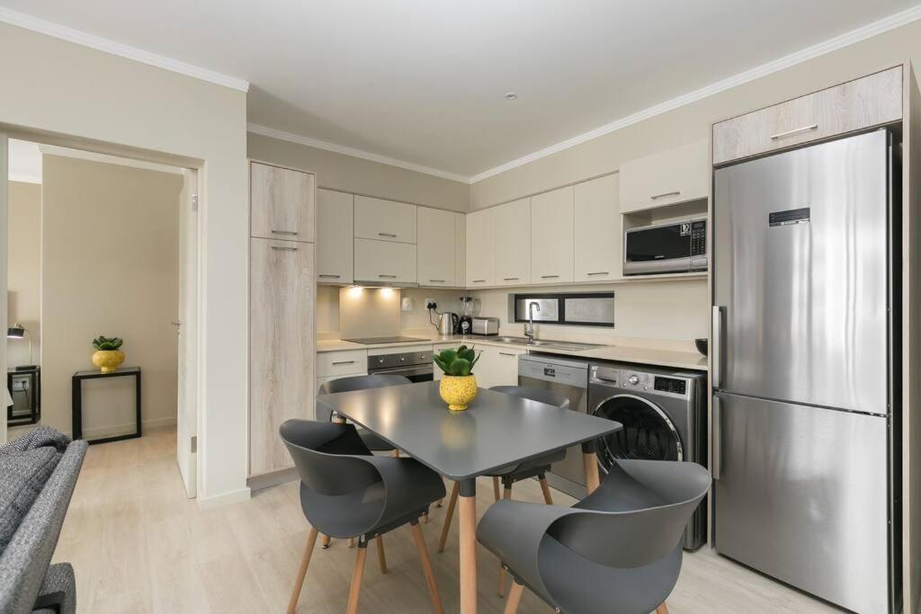 Lux 2bed 20Mb WiFi on Keyes artmile 2km 2 Gautrain