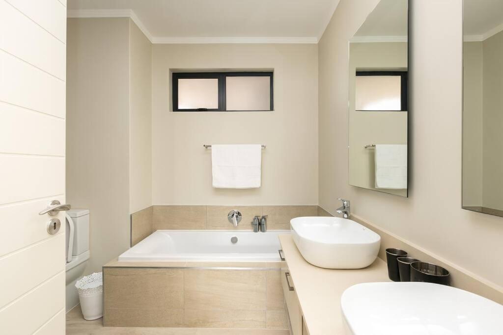 Lux 2bed 20Mb WiFi on Keyes artmile 2km 2 Gautrain