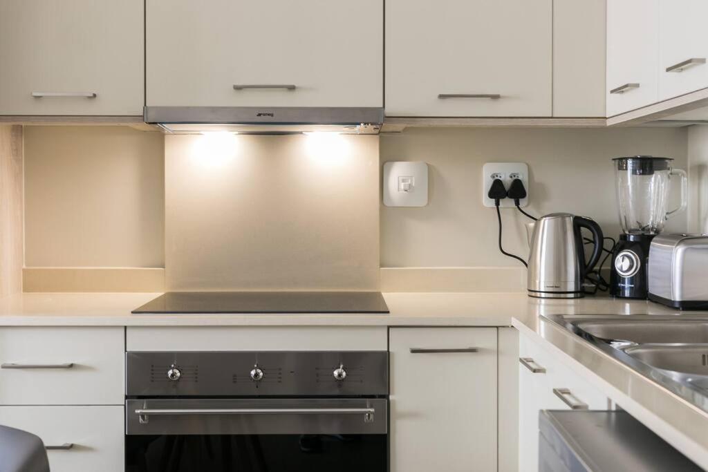Lux 2bed 20Mb WiFi on Keyes artmile 2km 2 Gautrain