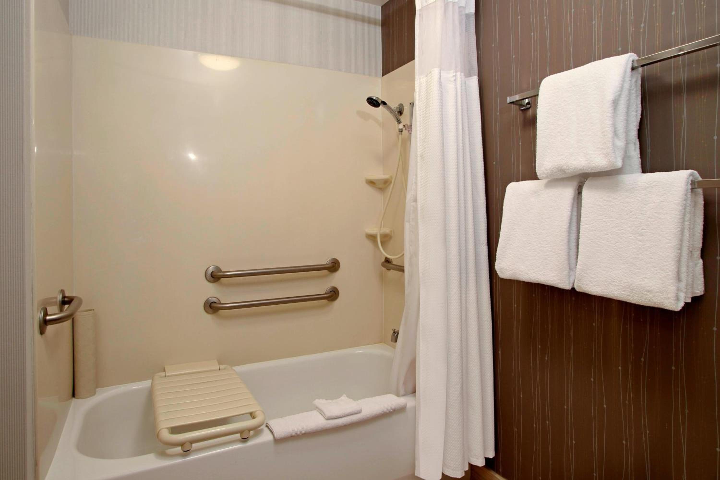 Oakland Vacations - Courtyard Oakland Downtown - Property Image 2