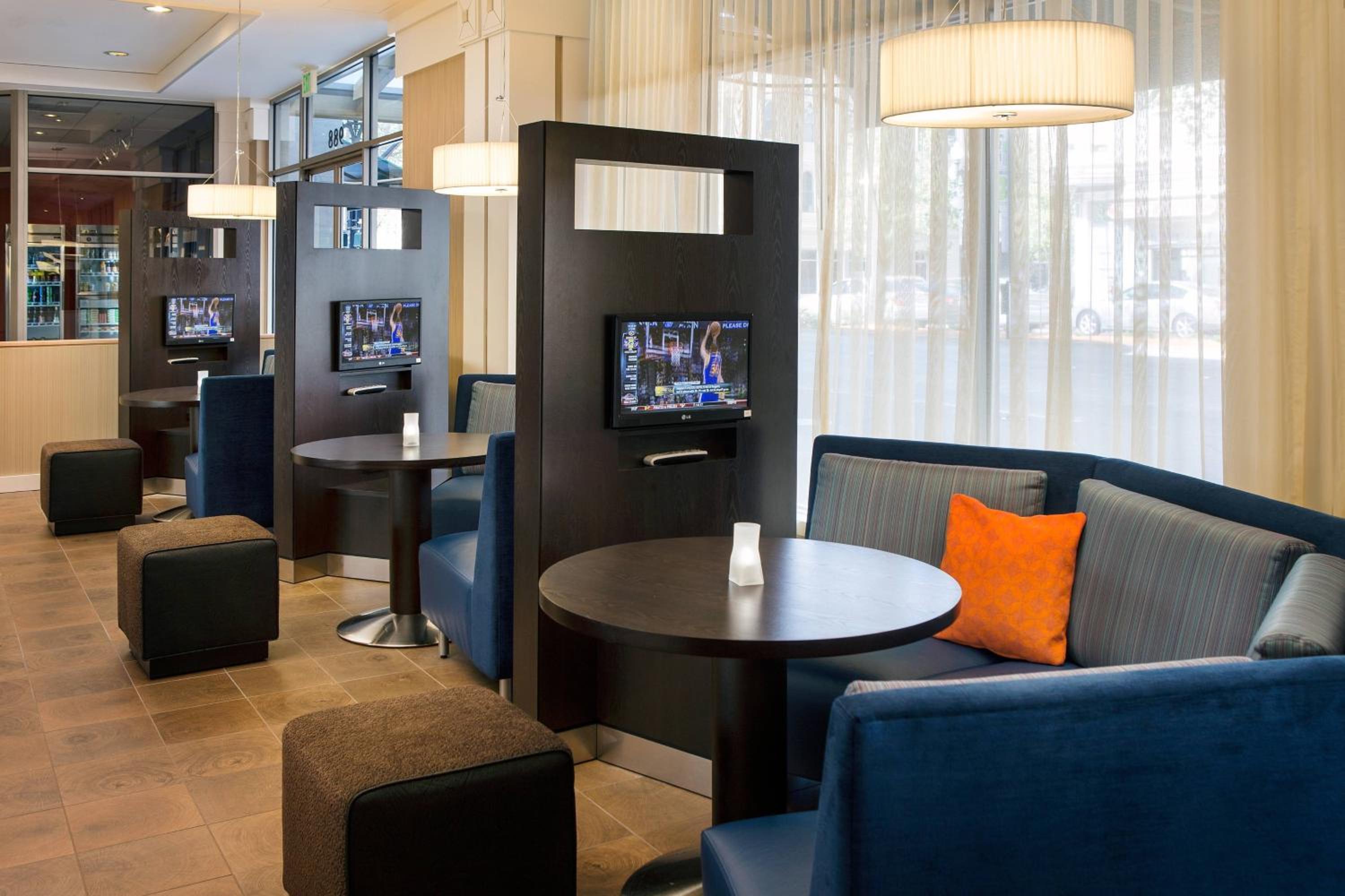 Oakland Vacations - Courtyard Oakland Downtown - Property Image 1