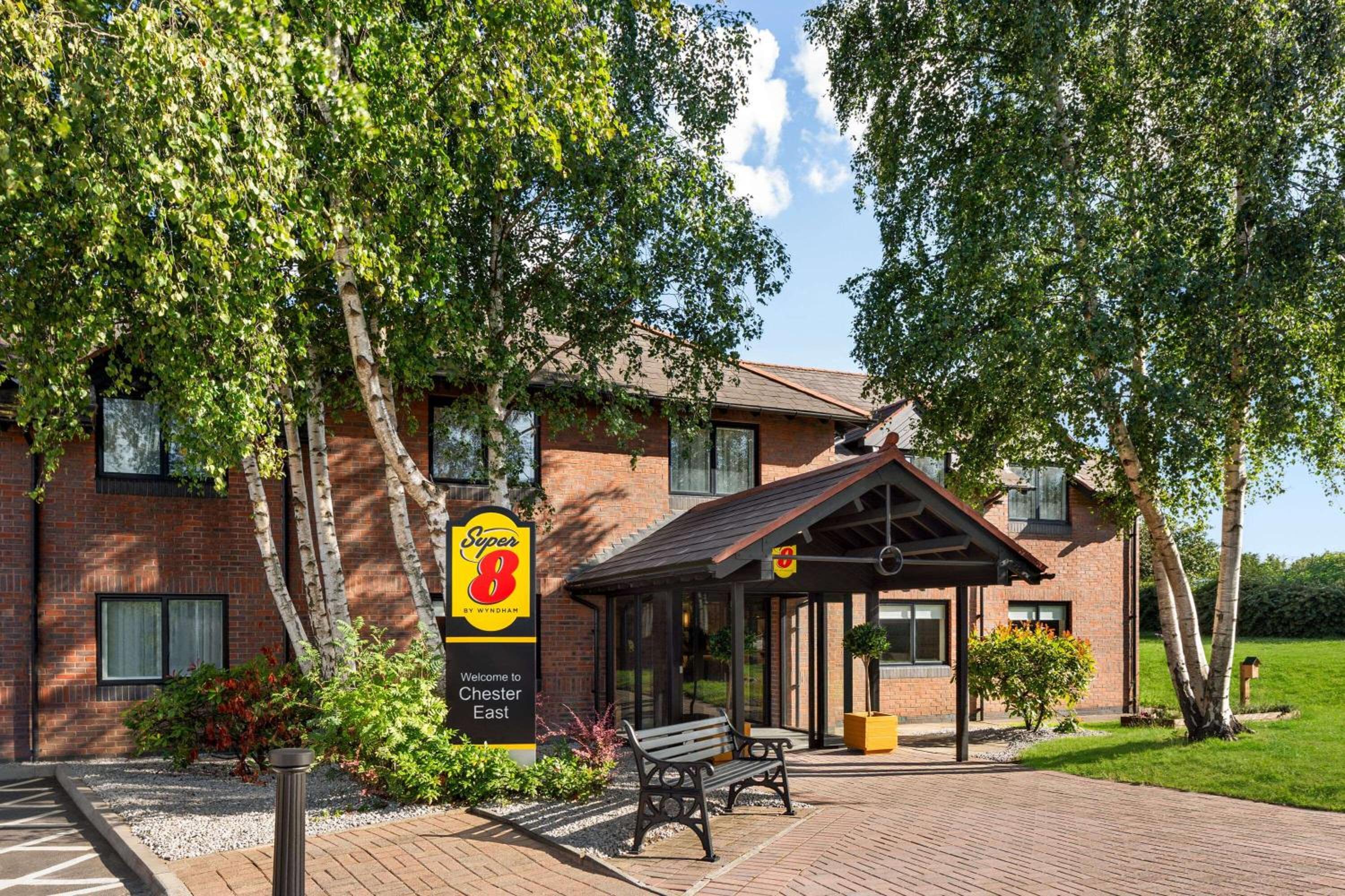 Hotel Super 8 by Wyndham Chester East - Image 1