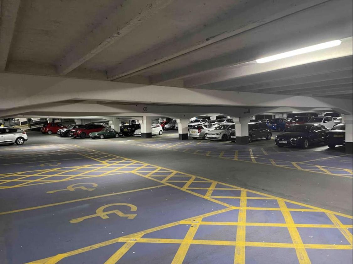 Deluxe Modern Apt & Free Secure Parking! view 3