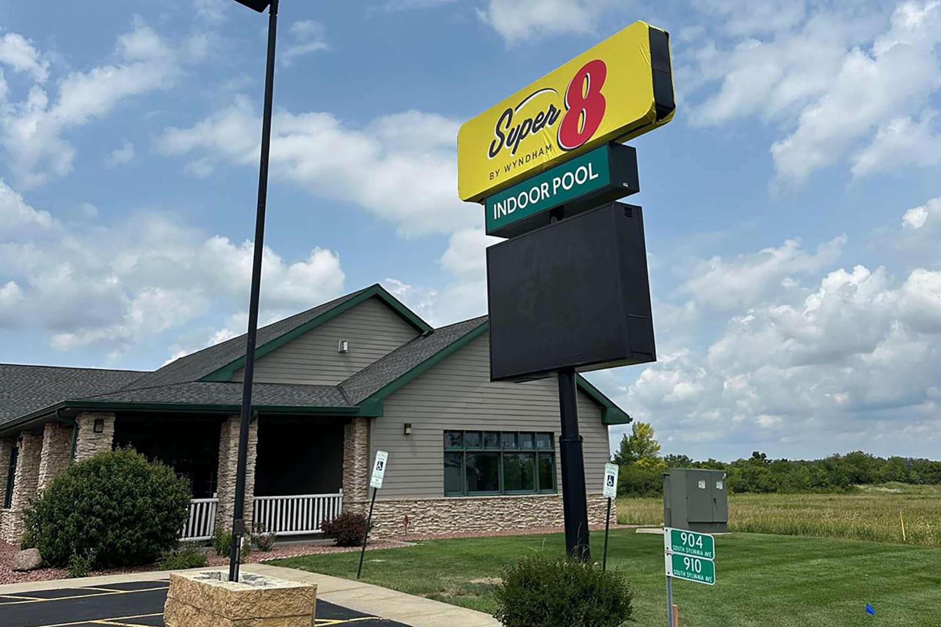 Milwaukee Vacations - Super 8 by Wyndham Sturtevant Racine - Property Image 1