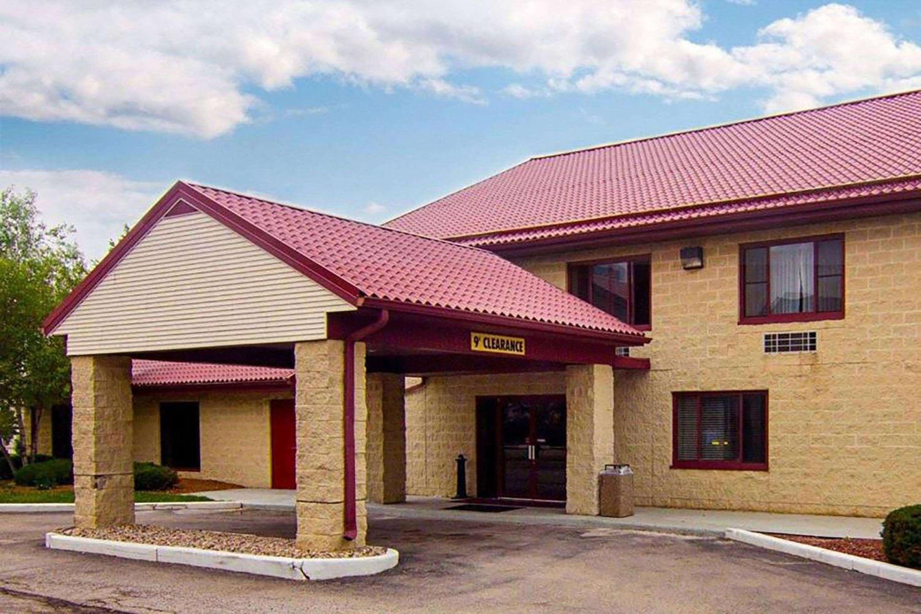 Super 8 by Wyndham Sturtevant Racine - Property Image 24