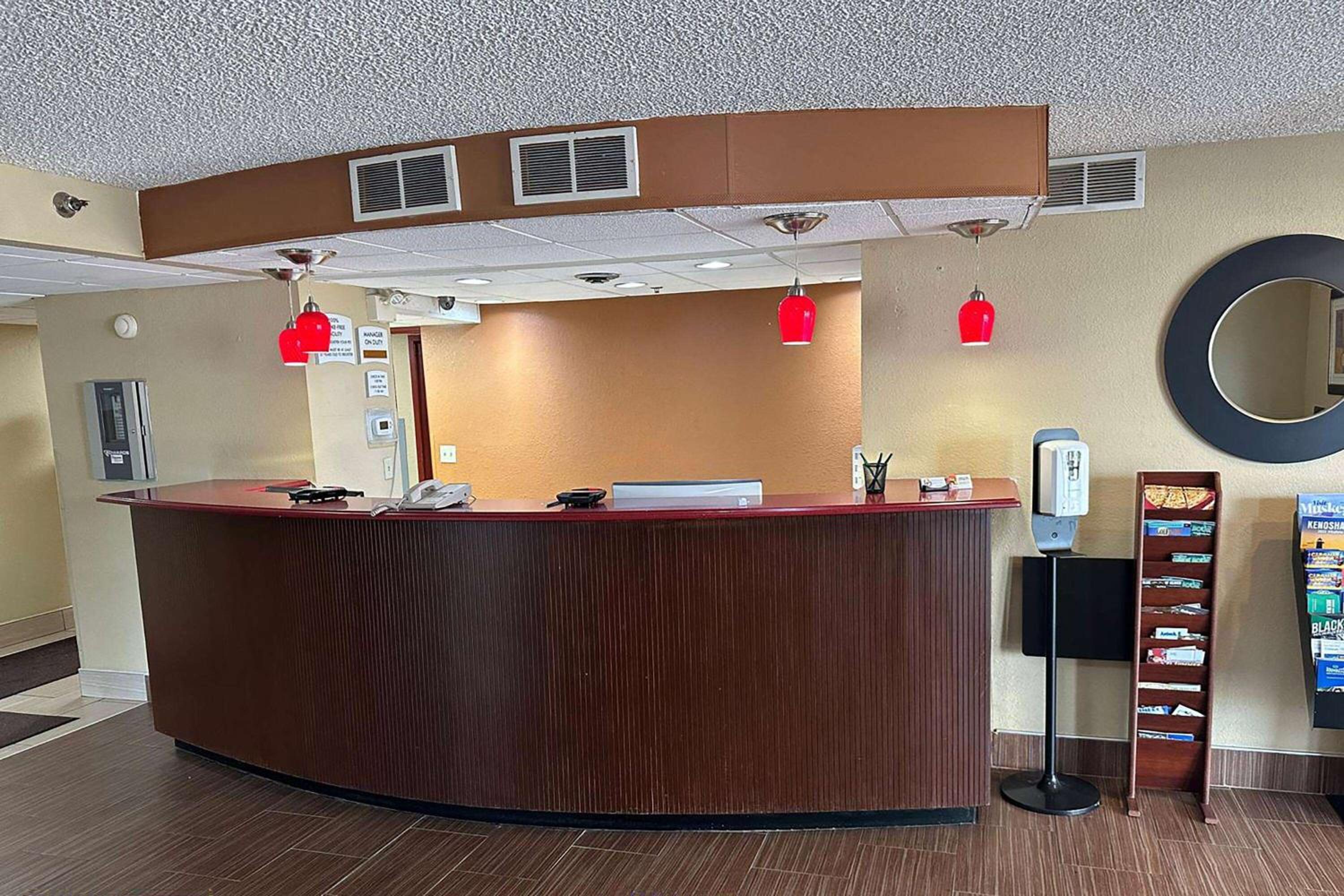 Super 8 by Wyndham Sturtevant Racine - Property Image 22