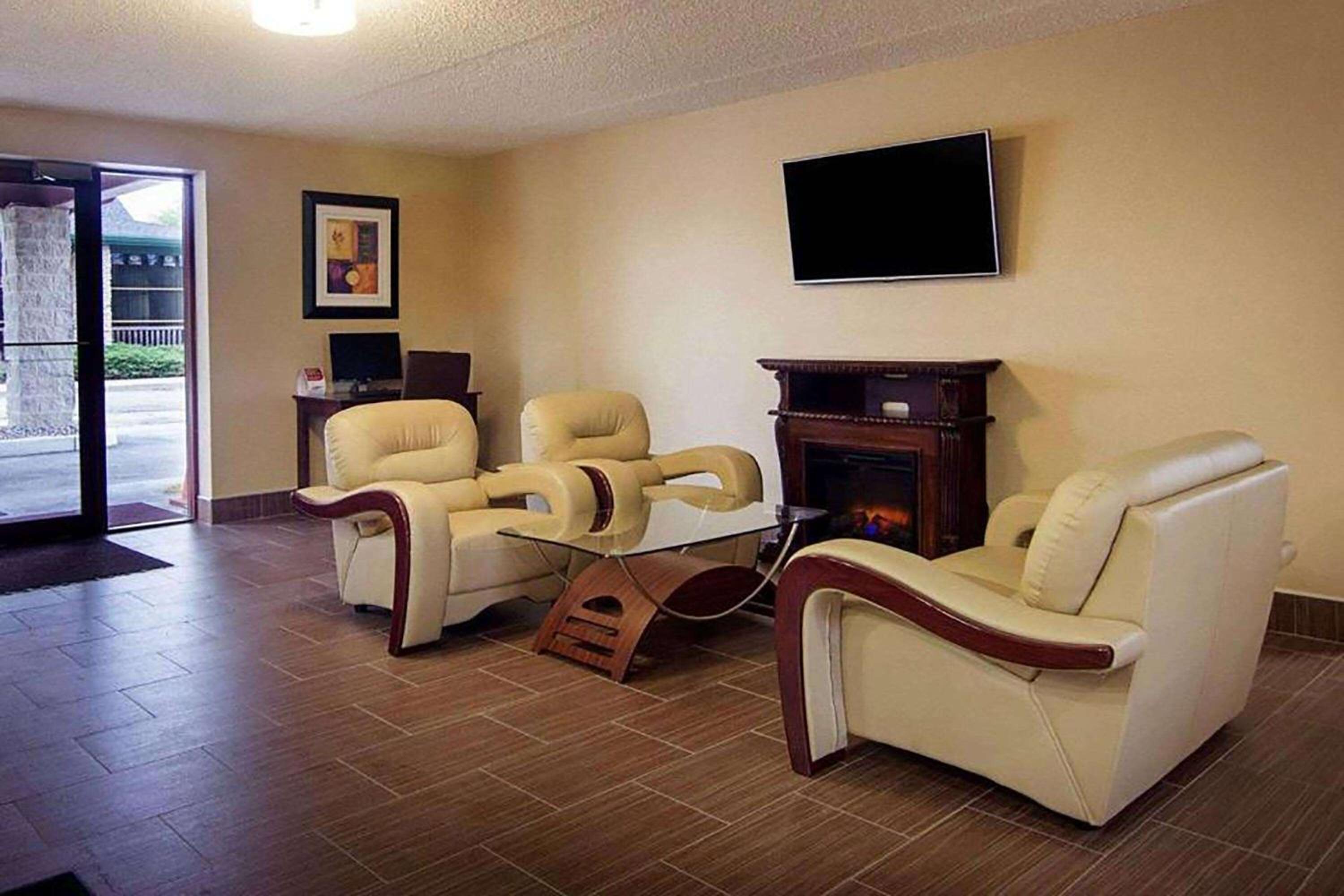 Super 8 by Wyndham Sturtevant Racine - Property Image 21