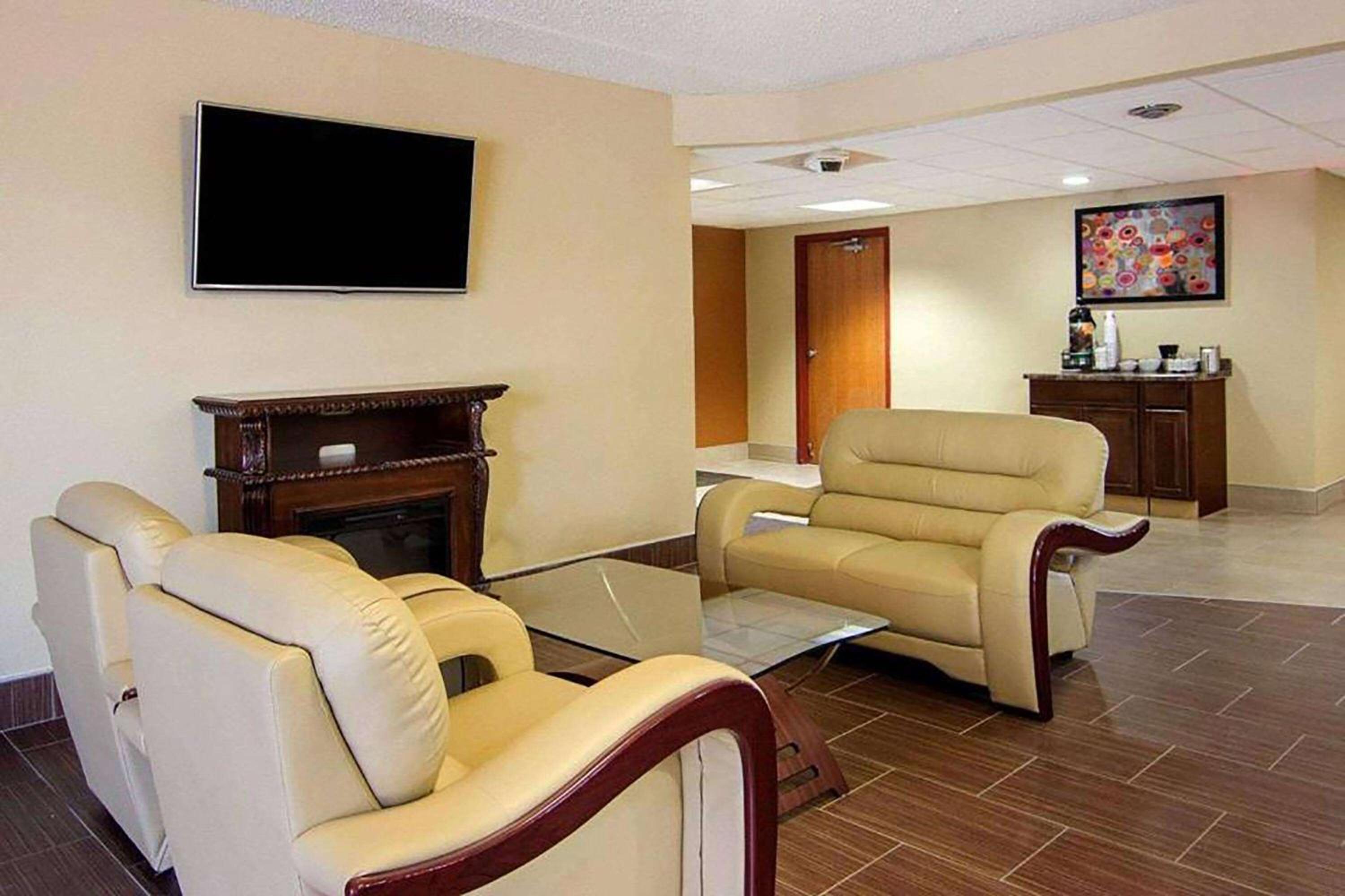 Super 8 by Wyndham Sturtevant Racine - Property Image 20