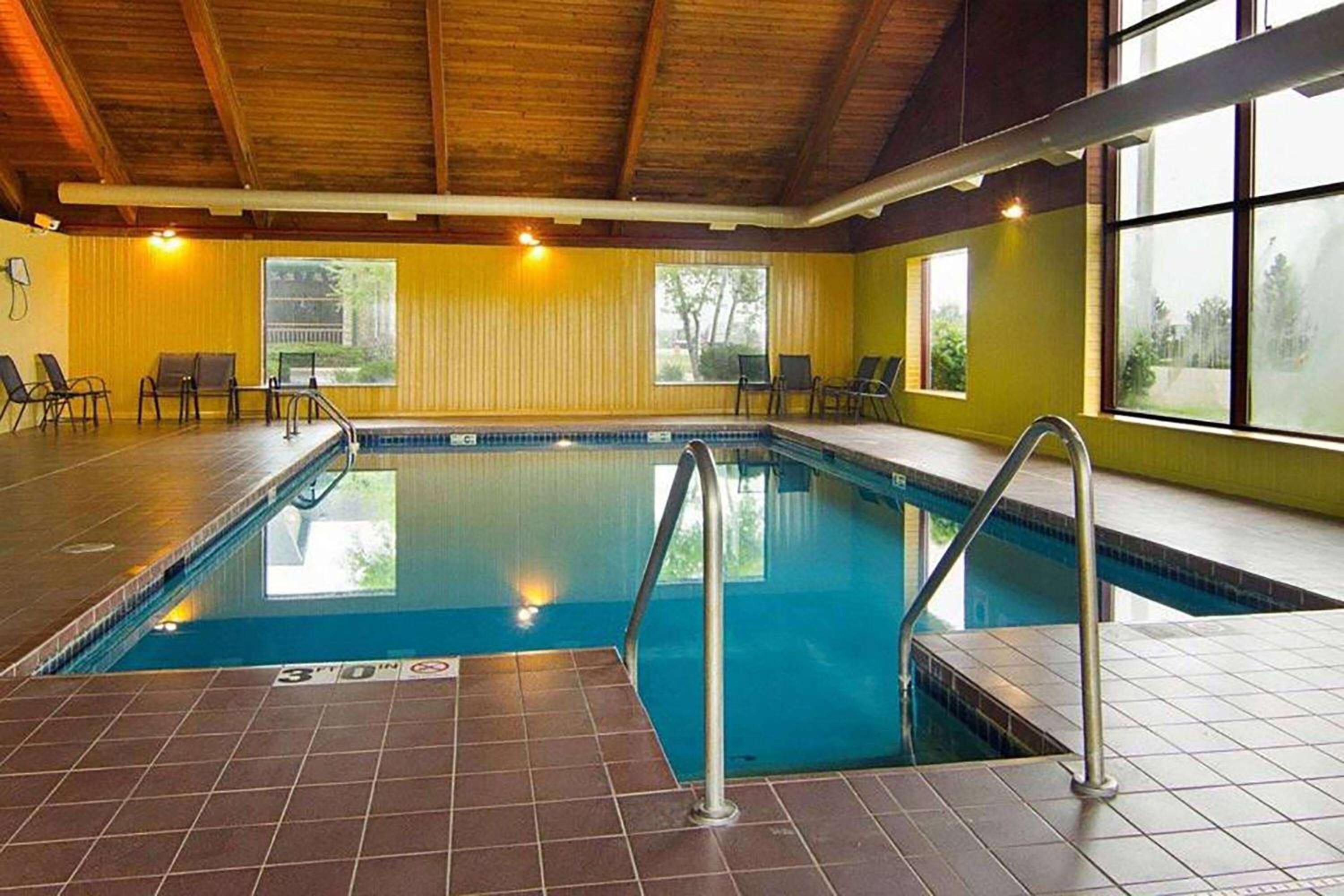 Super 8 by Wyndham Sturtevant Racine - Property Image 18