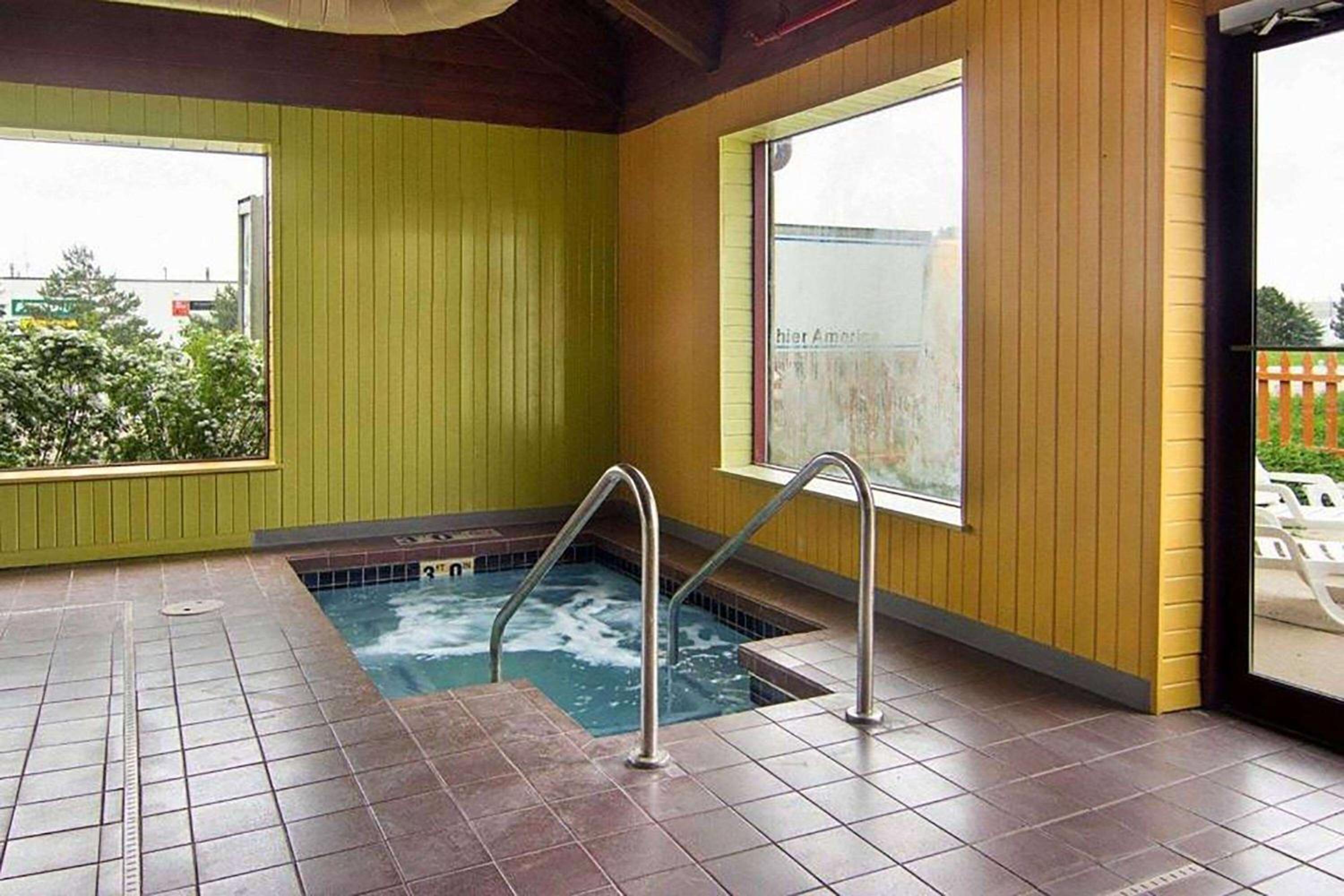 Super 8 by Wyndham Sturtevant Racine - Property Image 17