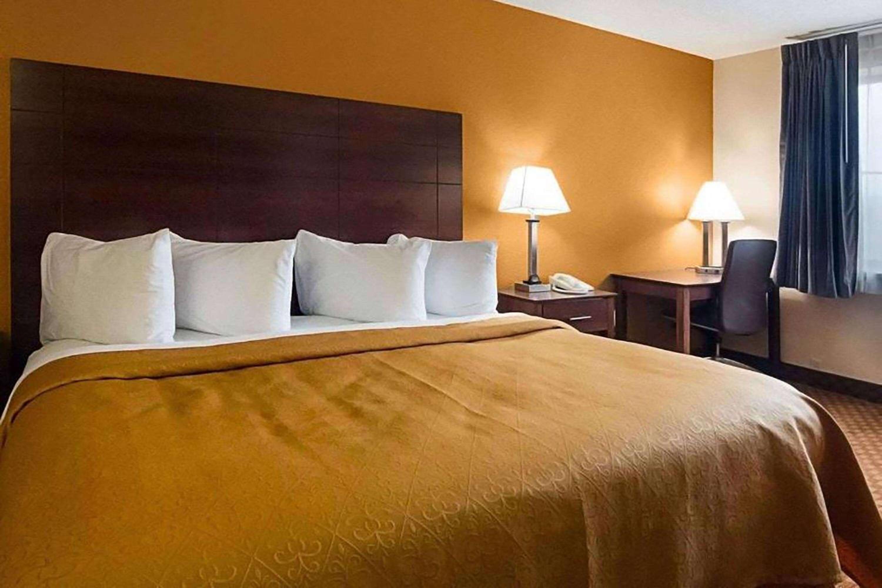 Super 8 by Wyndham Sturtevant Racine - Property Image 1